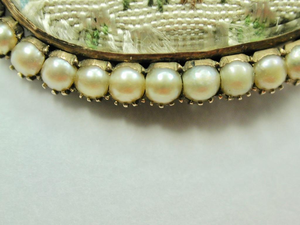 Antique Victorian 15ct Gold and Seed Pearl Brooch, Dated Circa 1850 In Good Condition For Sale In London, GB