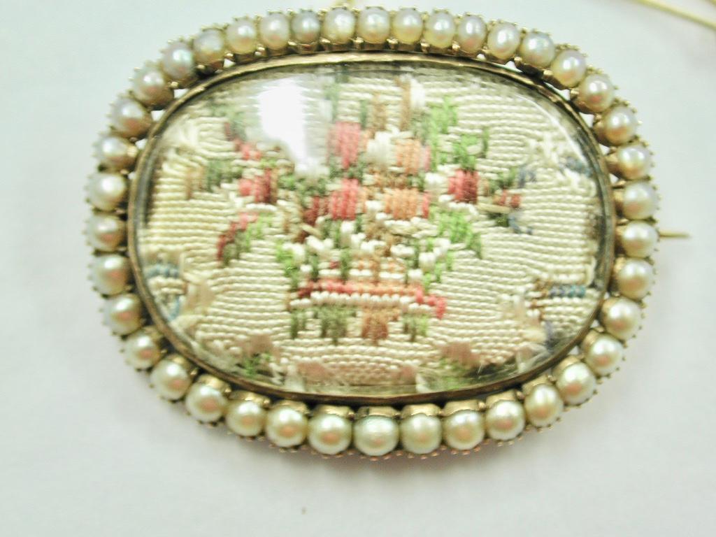 Antique Victorian 15ct Gold and Seed Pearl Brooch, Dated Circa 1850 For Sale 2