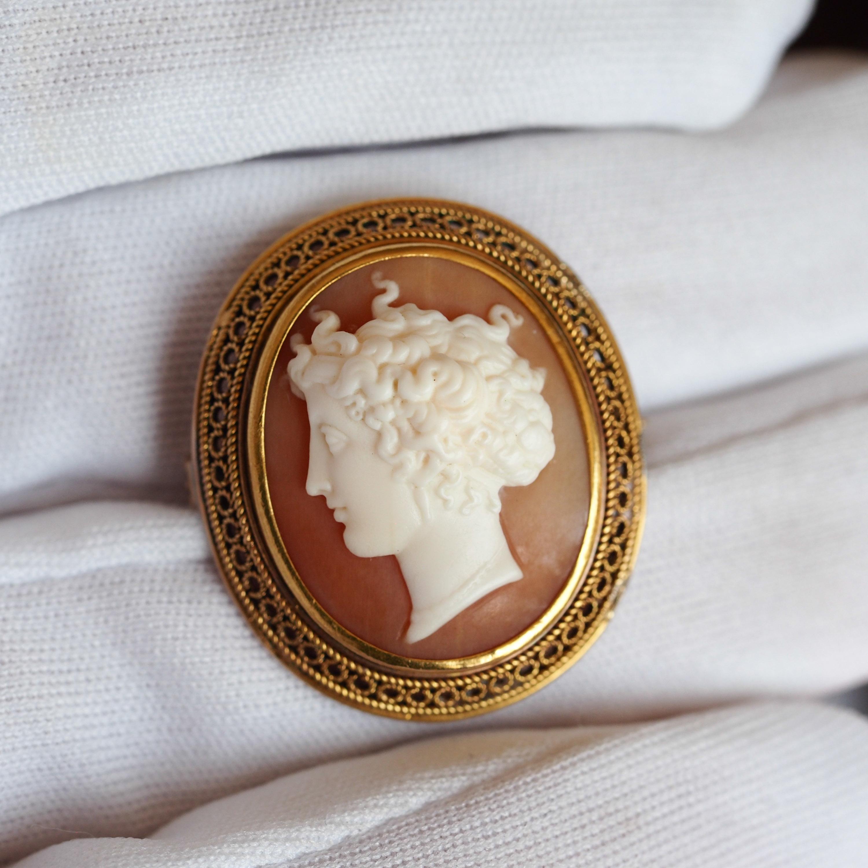 Antique Victorian 15ct Gold Carved Shell Cameo with Figural Lady Head - c.1890 In Good Condition For Sale In London, GB