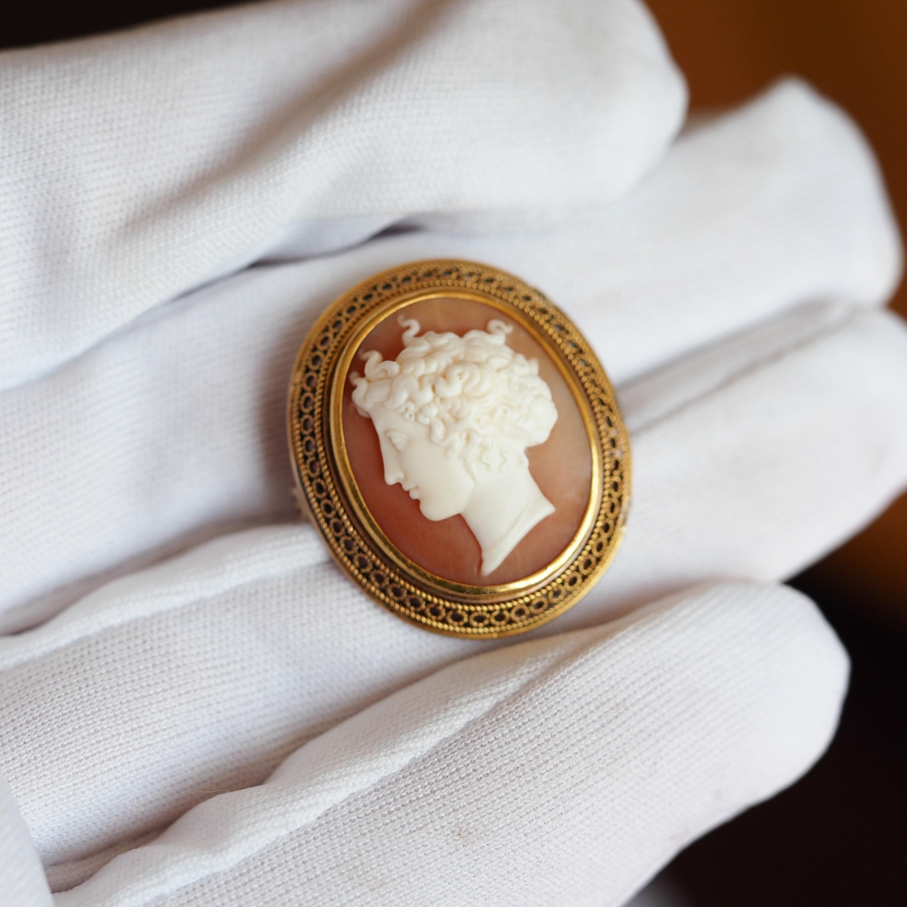 Women's or Men's Antique Victorian 15ct Gold Carved Shell Cameo with Figural Lady Head - c.1890 For Sale