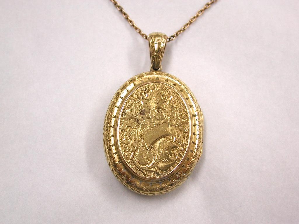 Antike viktorianische 15ct Gold Medaillon & Kette datiert ca. 1880
Das Medaillon ist auf beiden Seiten mit verschiedenen Szenen graviert.
Die Vorderseite hat eine Blumen- und Blattgravur mit einer Kartusche in der Mitte für die Initialen des