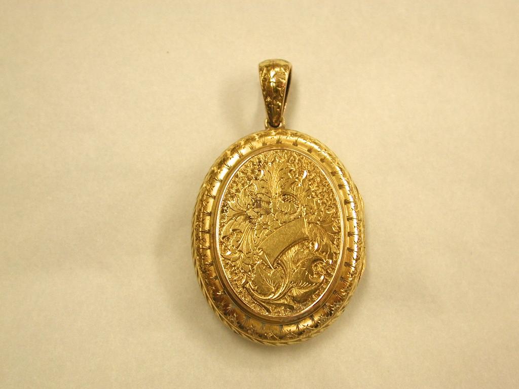 Antikes viktorianisches 15 Karat Gold Medaillon und Kette datiert, um 1880 Damen im Angebot