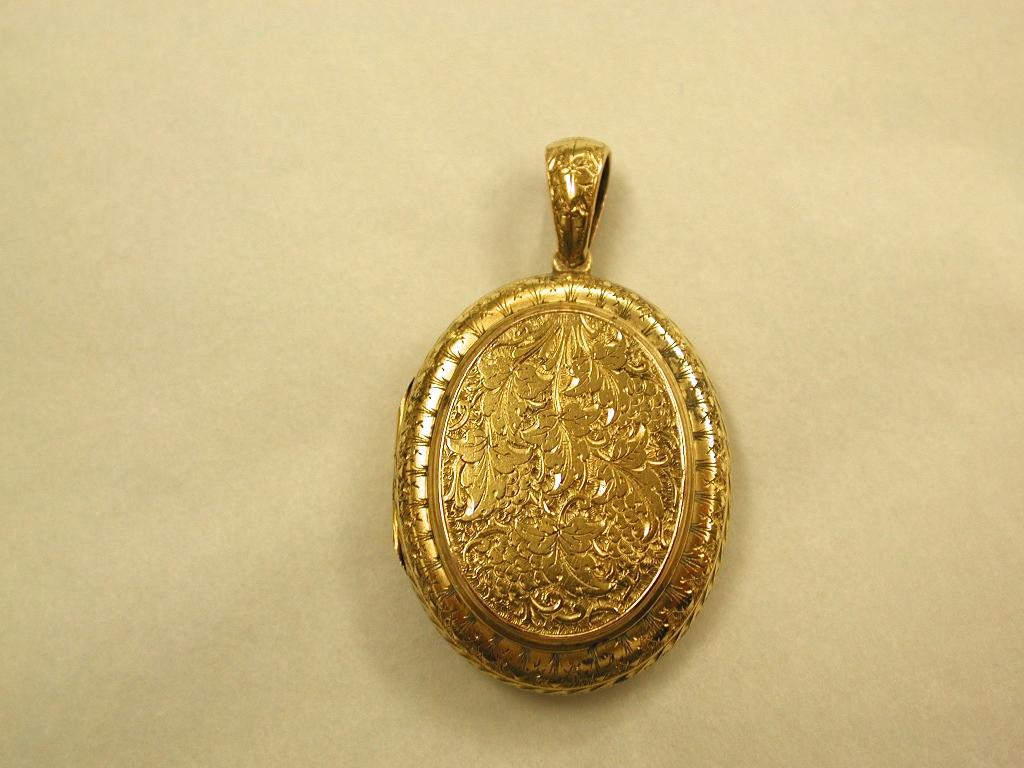 Antikes viktorianisches 15 Karat Gold Medaillon und Kette datiert, um 1880 im Angebot 1