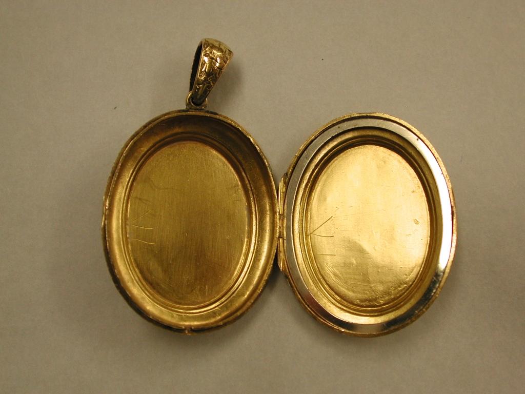 Antikes viktorianisches 15 Karat Gold Medaillon und Kette datiert, um 1880 im Angebot 2