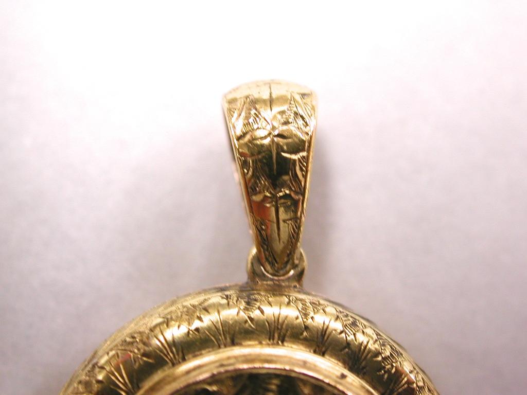 Antikes viktorianisches 15 Karat Gold Medaillon und Kette datiert, um 1880 im Angebot 3
