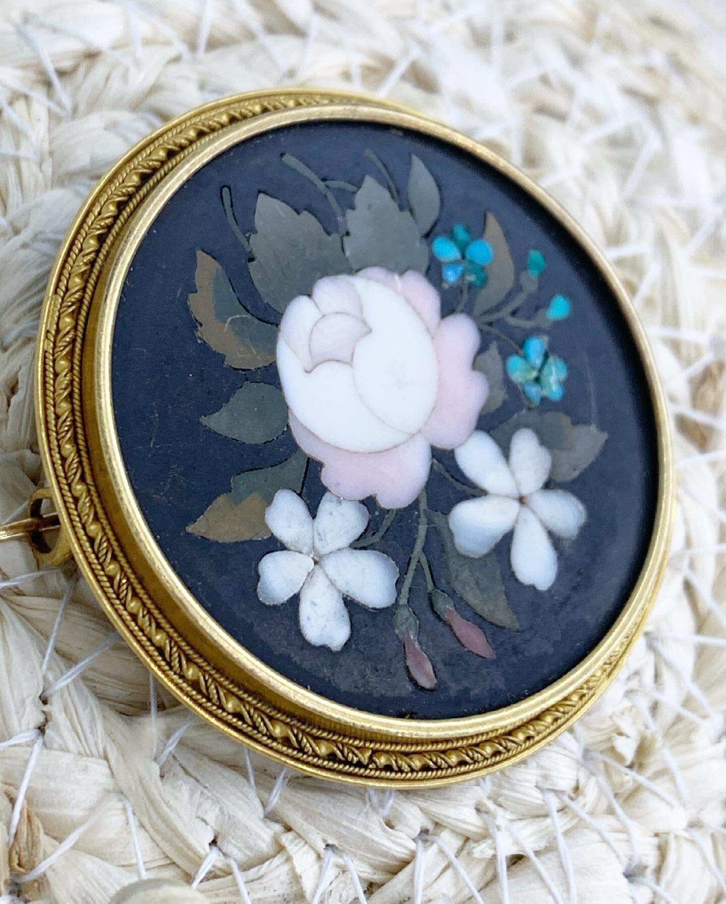 Antique Victorian 15ct gold Pietra Dura Floral Mosaic Brooch In Good Condition For Sale In Brighton, GB
