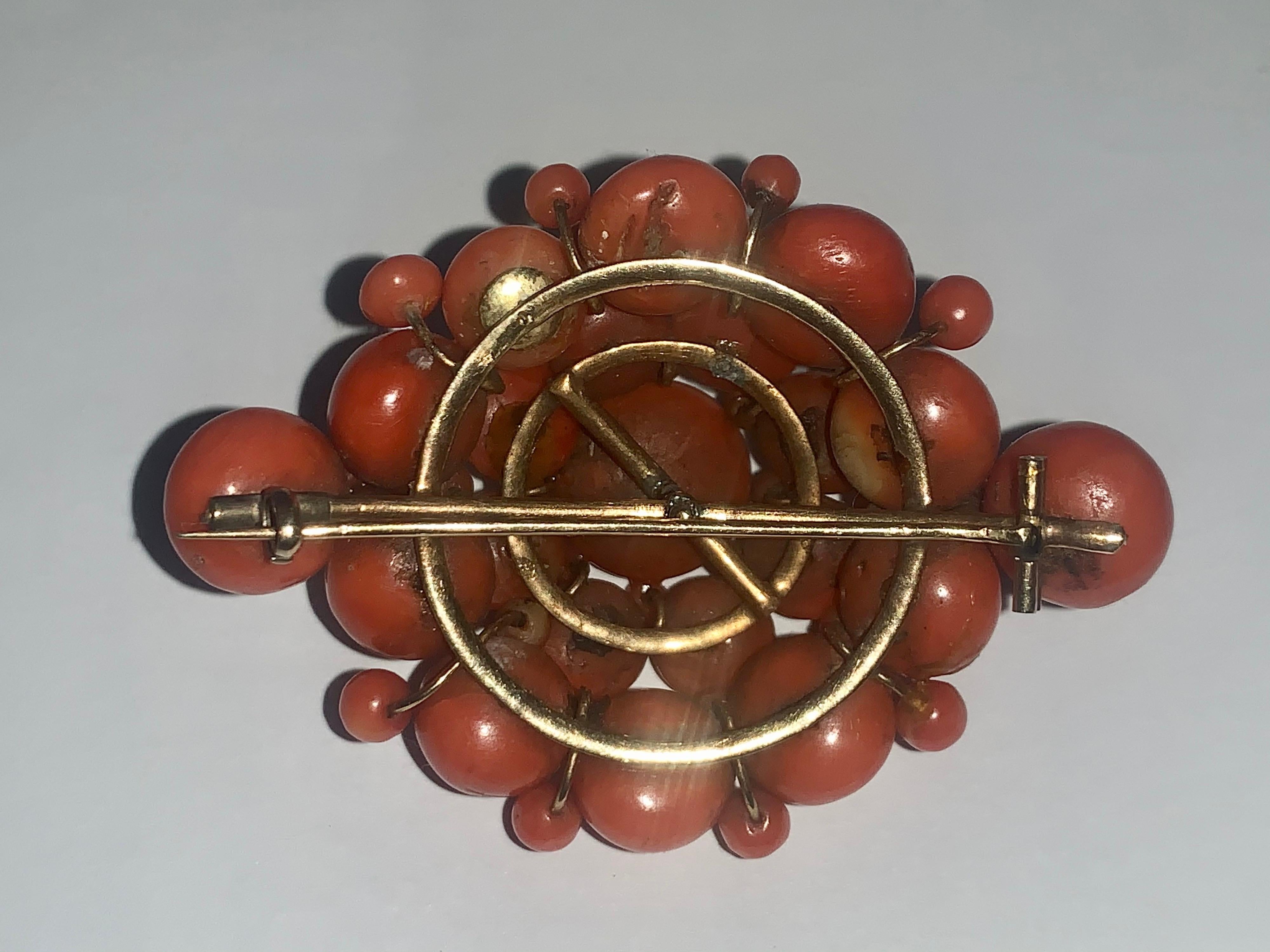 Antique Victorian 15ct Gold Salmon Coral 6 Tier Domed Cluster Brooch In Excellent Condition For Sale In Kenley surrey, GB