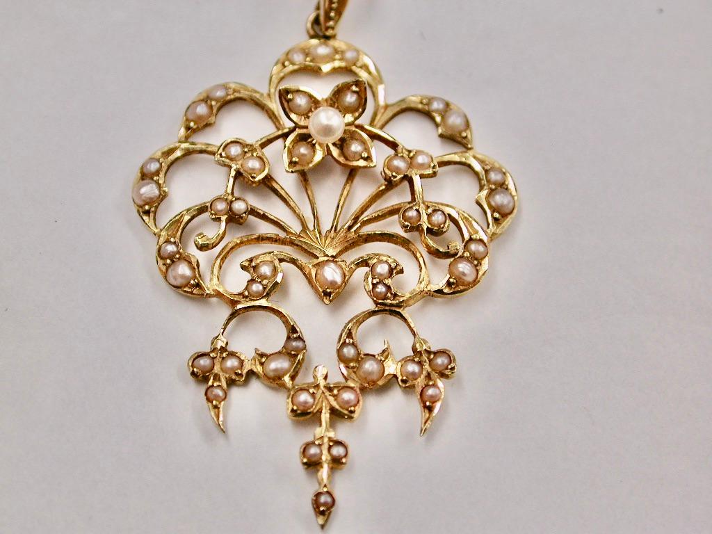 Antique Victorian 15ct Gold & Seed Pearl Pendant on 15ct Chain Dated Circa 1900. In Good Condition In London, GB