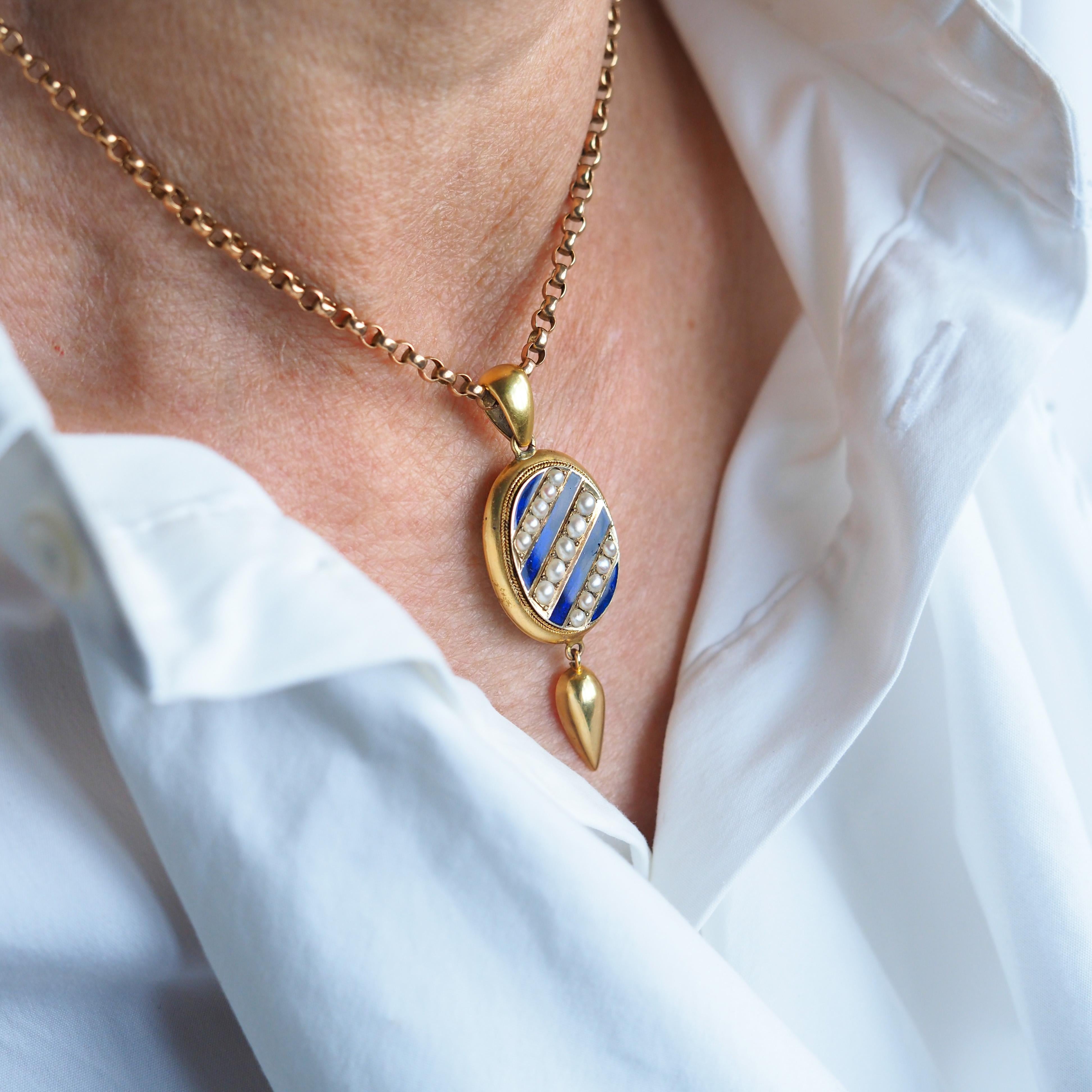 Cabochon Antica collana vittoriana in oro 15 carati con smalto blu e ciondolo di perle - c.1880 in vendita