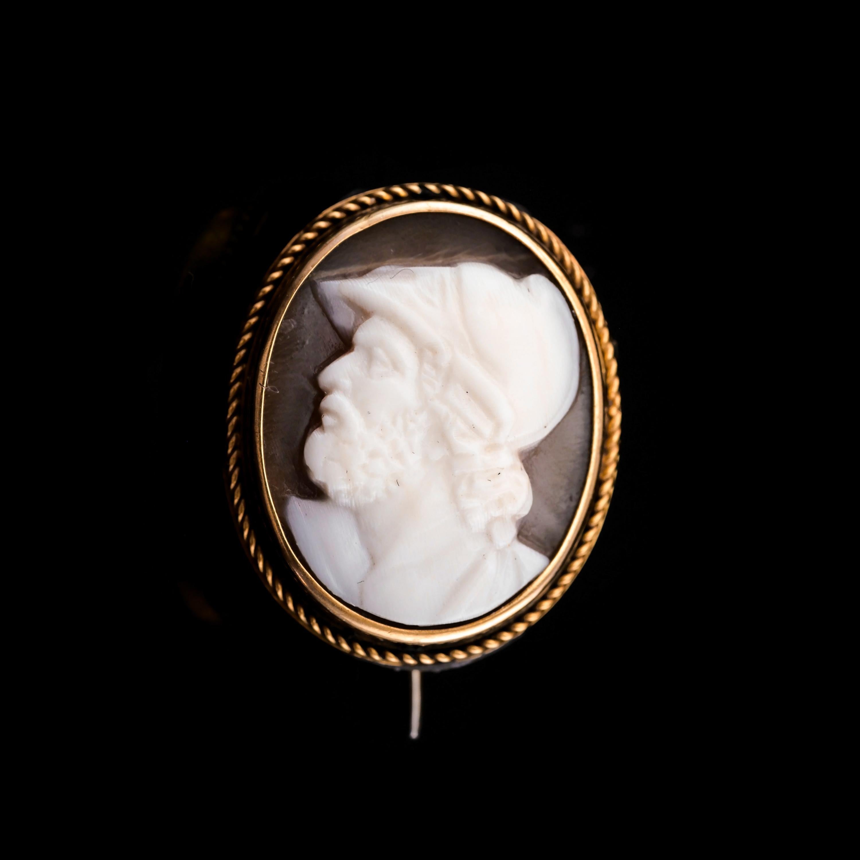 Women's or Men's Antique Victorian 15K Gold Carved Shell Cameo Brooch 
