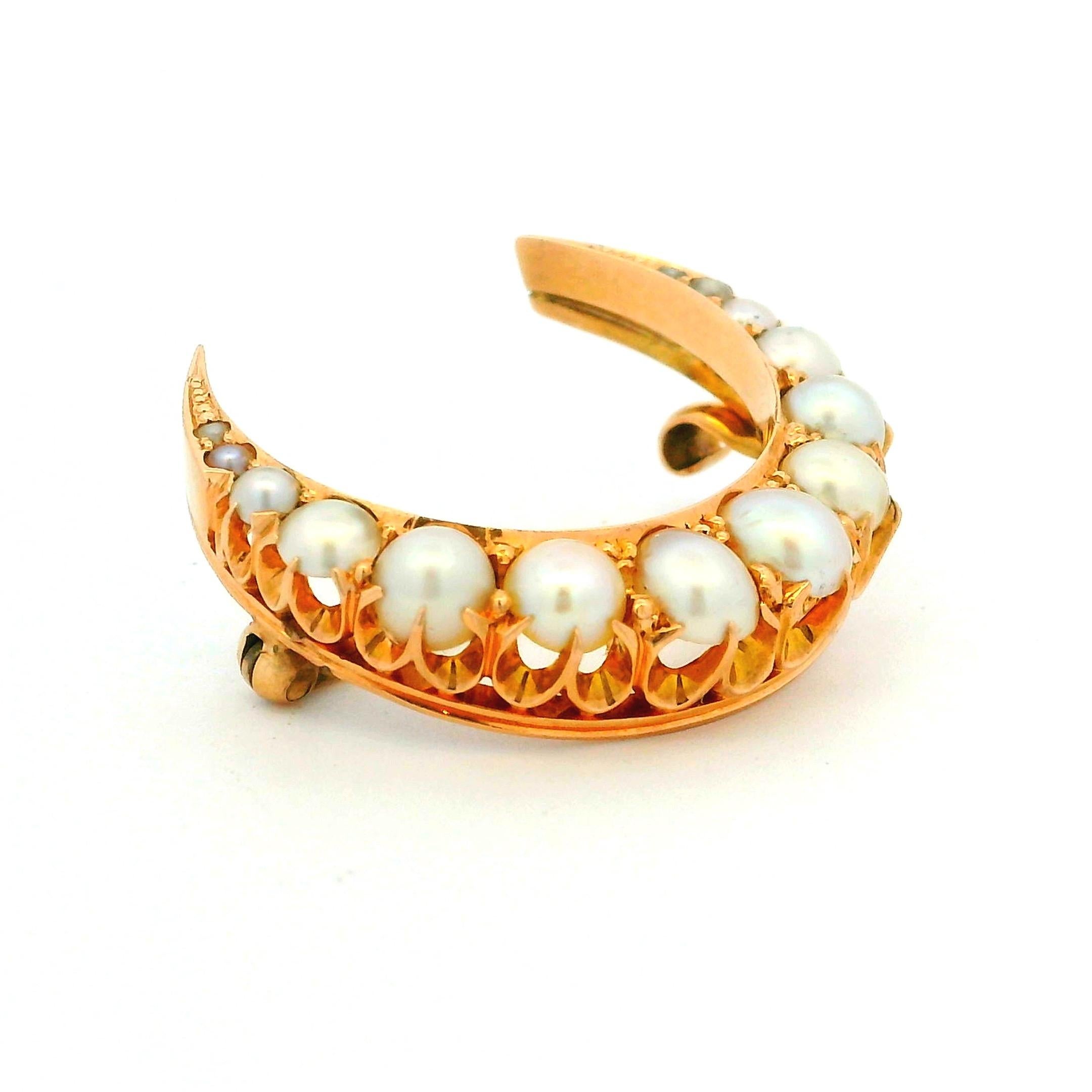 Victorien Broche victorienne en or 15K avec croissant de lune et perles, années 1880 en vente