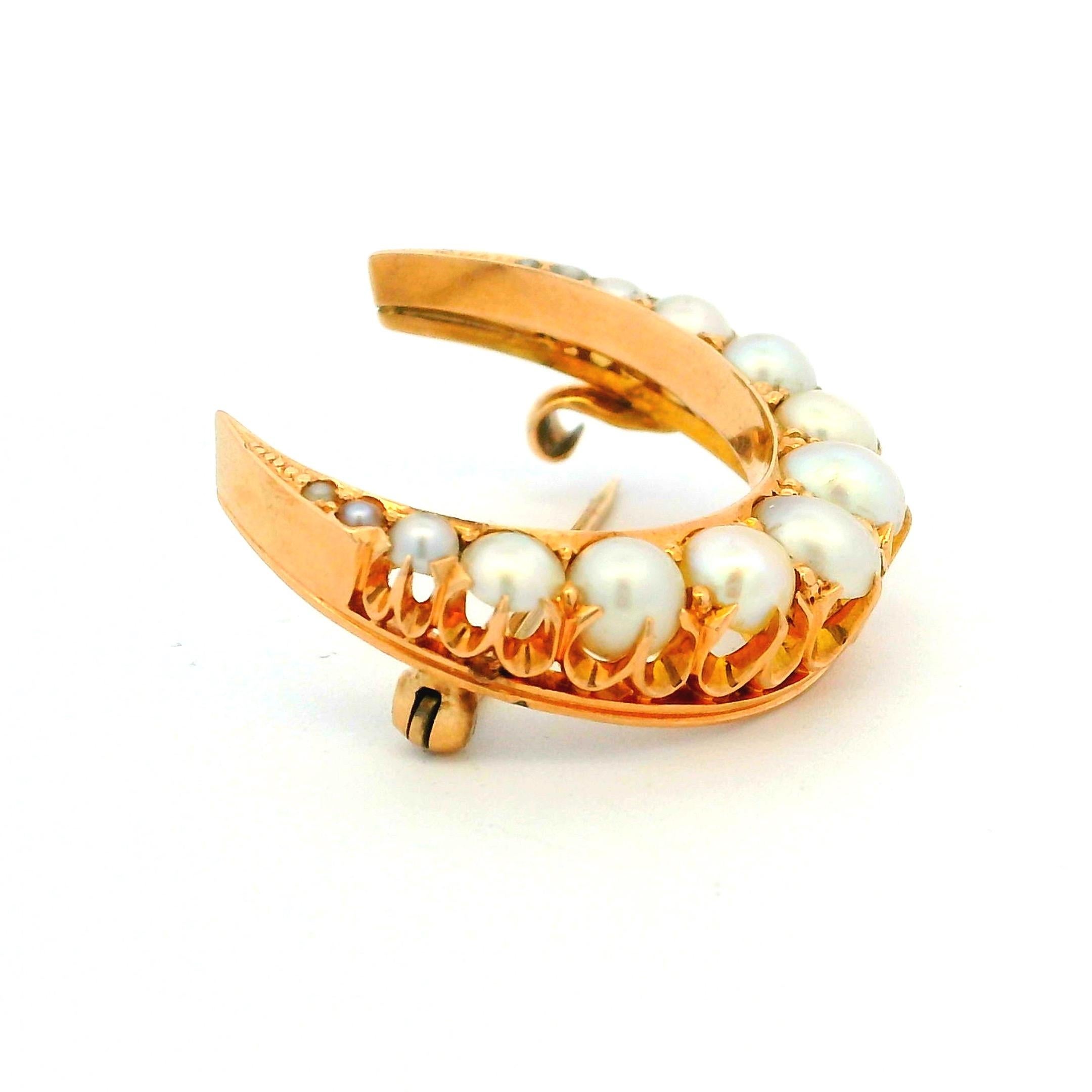 Taille ronde Broche victorienne en or 15K avec croissant de lune et perles, années 1880 en vente
