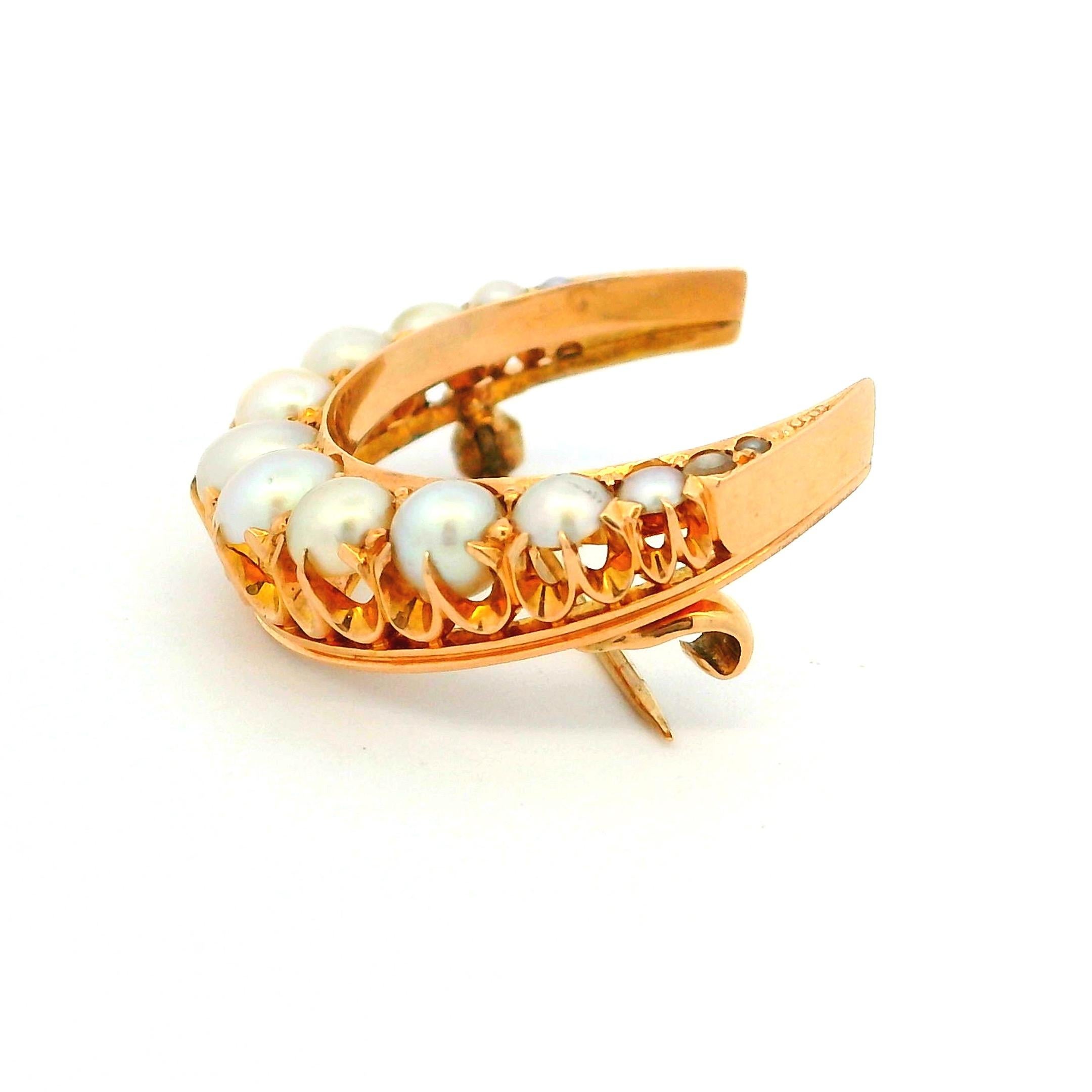 Broche victorienne en or 15K avec croissant de lune et perles, années 1880 Unisexe en vente