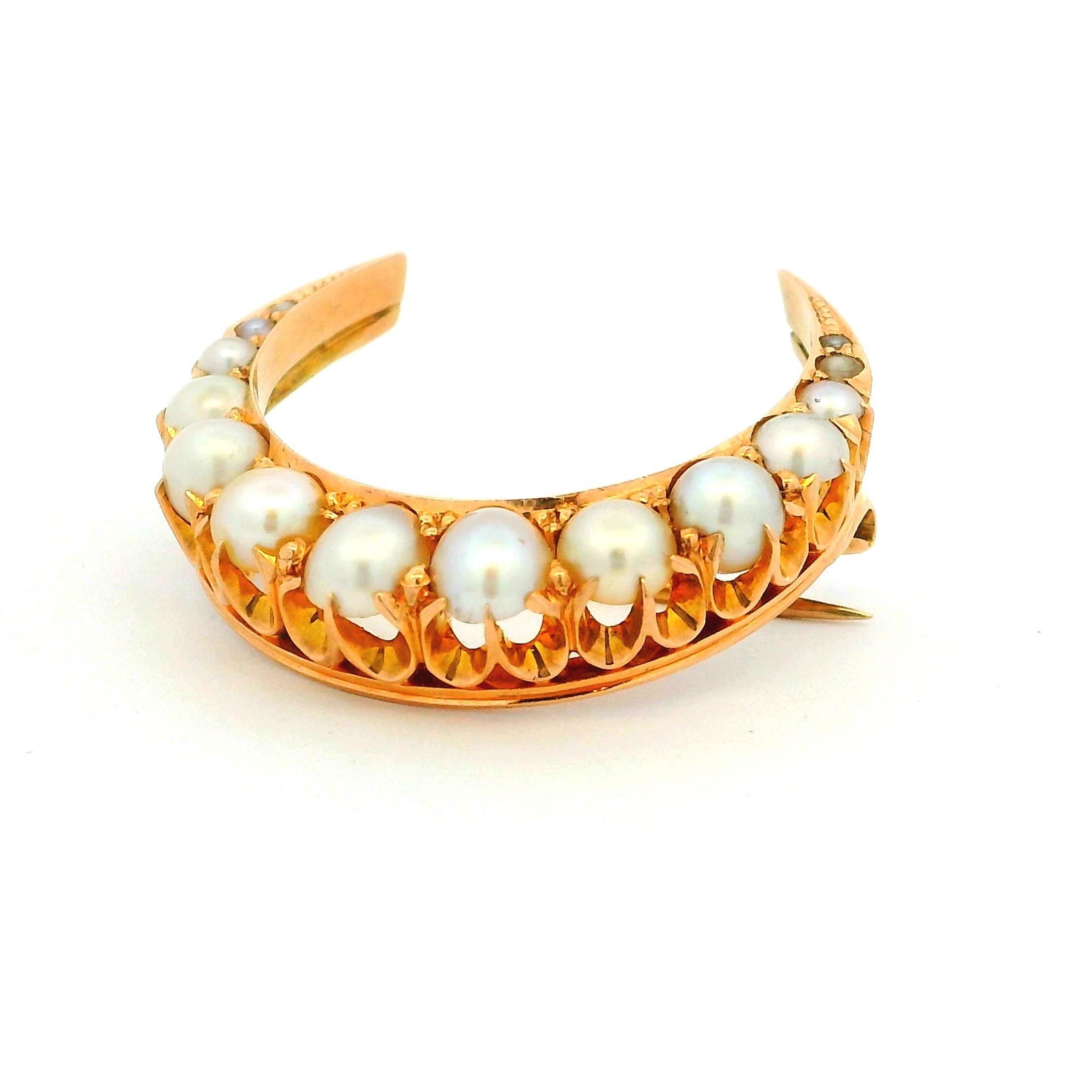 Broche victorienne en or 15K avec croissant de lune et perles, années 1880 en vente 1