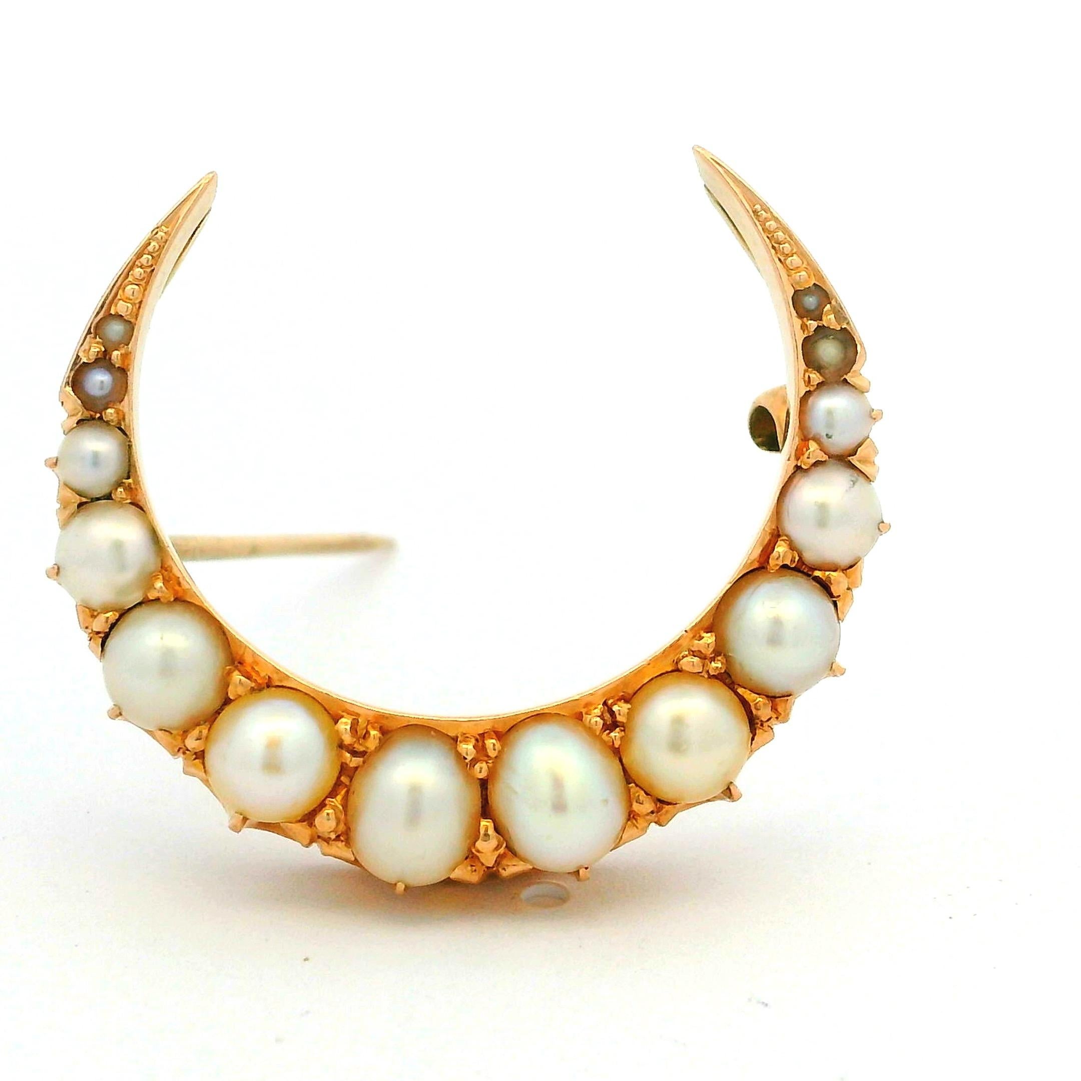 Broche victorienne en or 15K avec croissant de lune et perles, années 1880 en vente 3