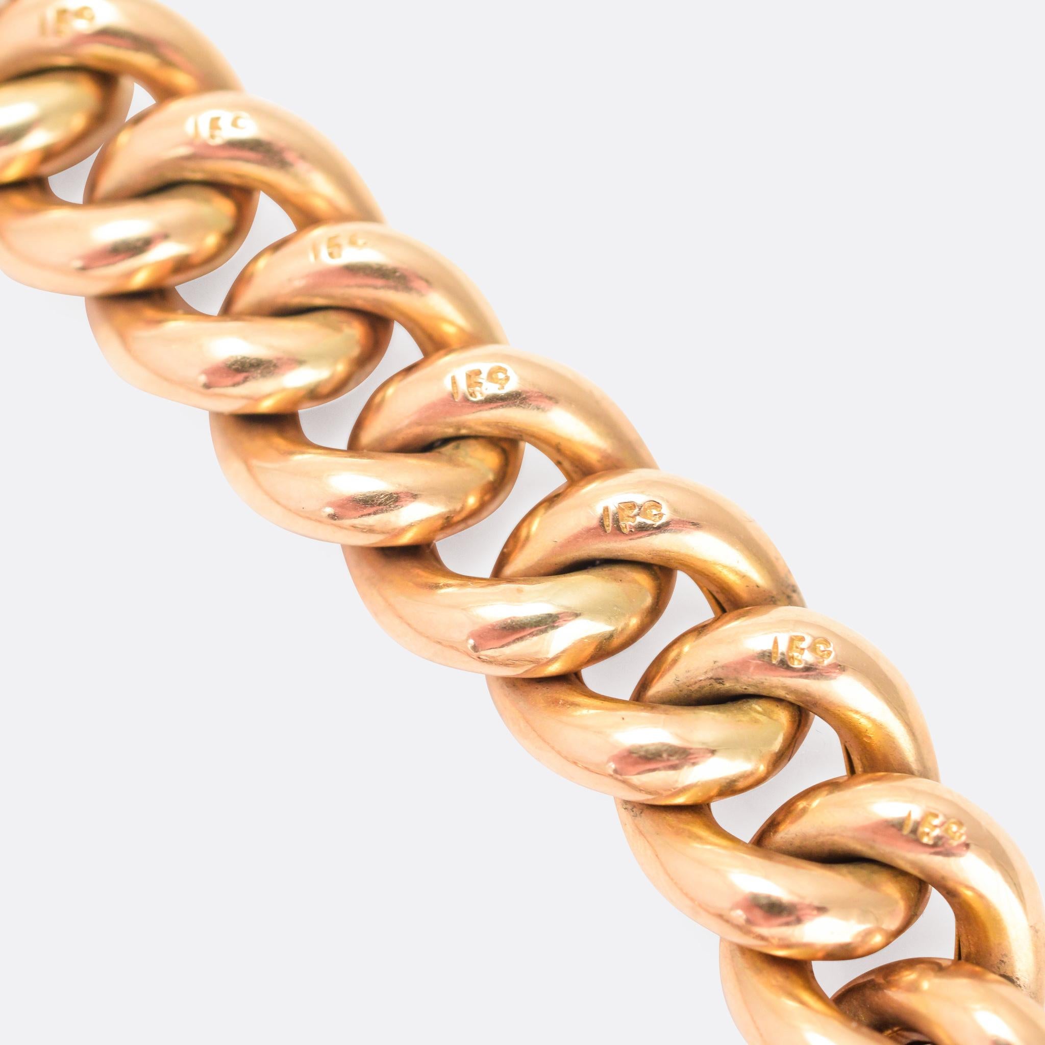 Antique Victorian 15 Karat Gold Curb Link Bracelet with Heart Padlock In Excellent Condition In Sale, Cheshire