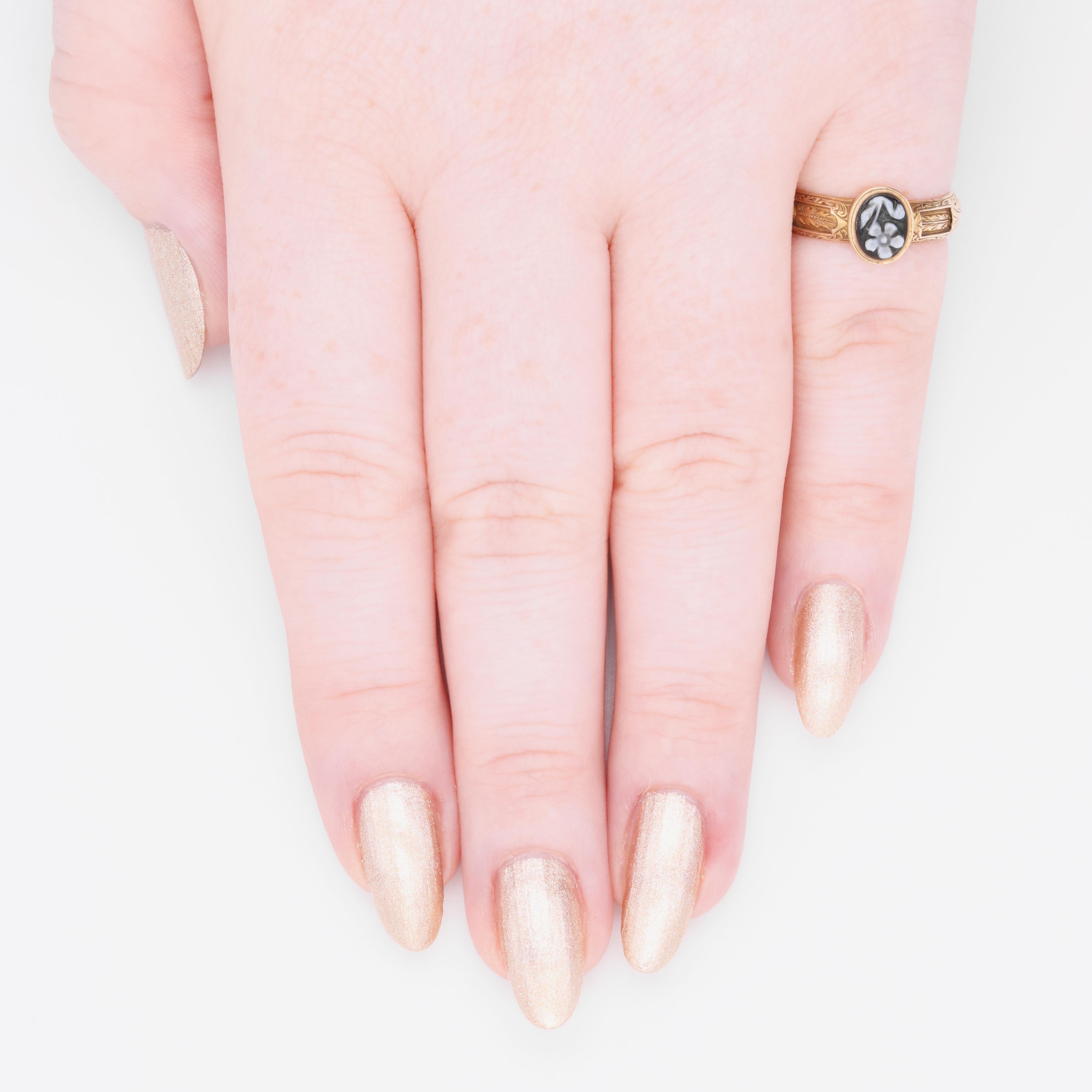Antico anello vittoriano in oro 15 carati Forget Me Not con cammeo sardonico scorrevole in vendita 4