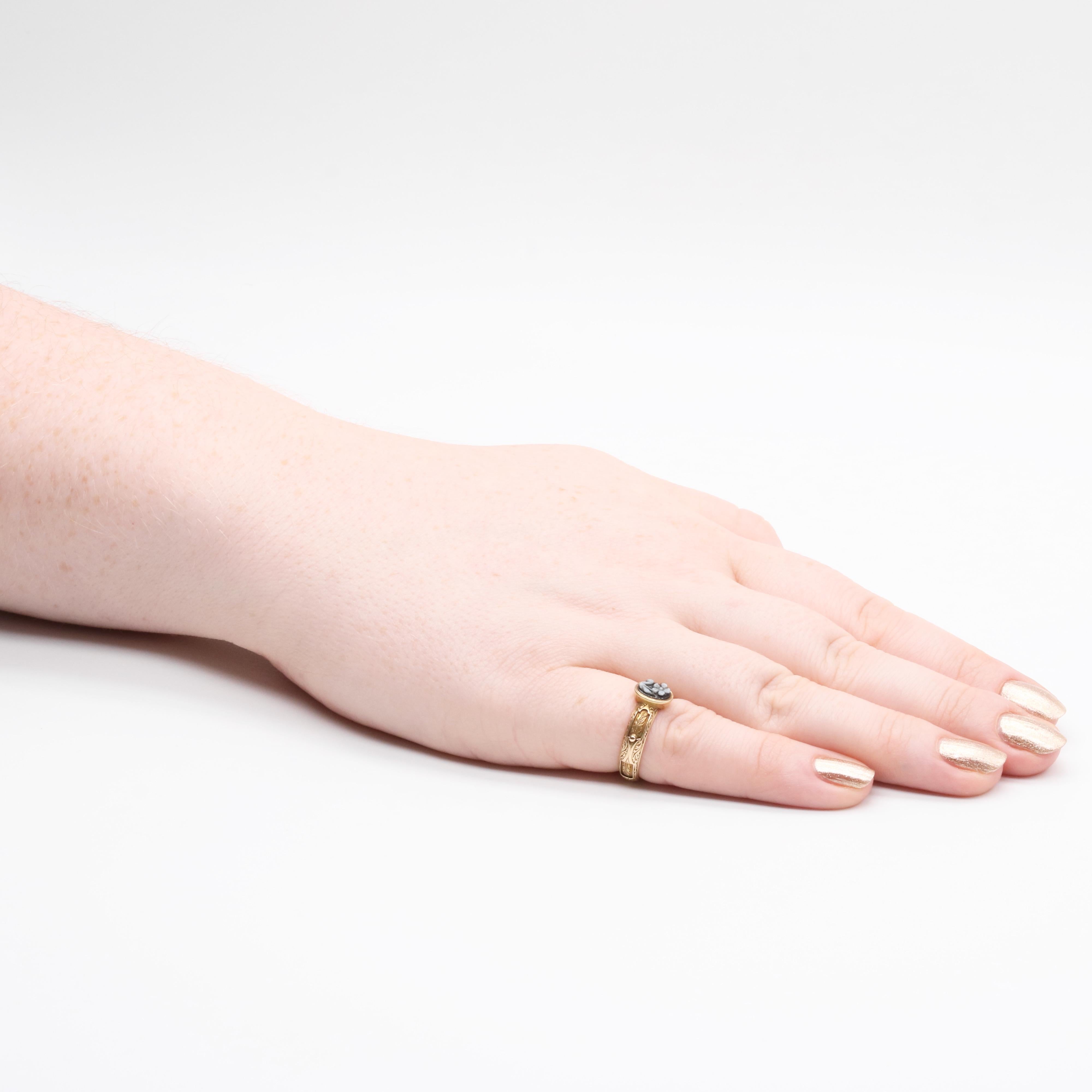 Anello antico in sardonice e oro, composto da un pannello di sardonice intagliato, incastonato in oro giallo 15 carati, su una fascia in oro 15 carati che nasconde una lavorazione dei capelli. 

Questo anello unico è davvero bellissimo. Al centro si