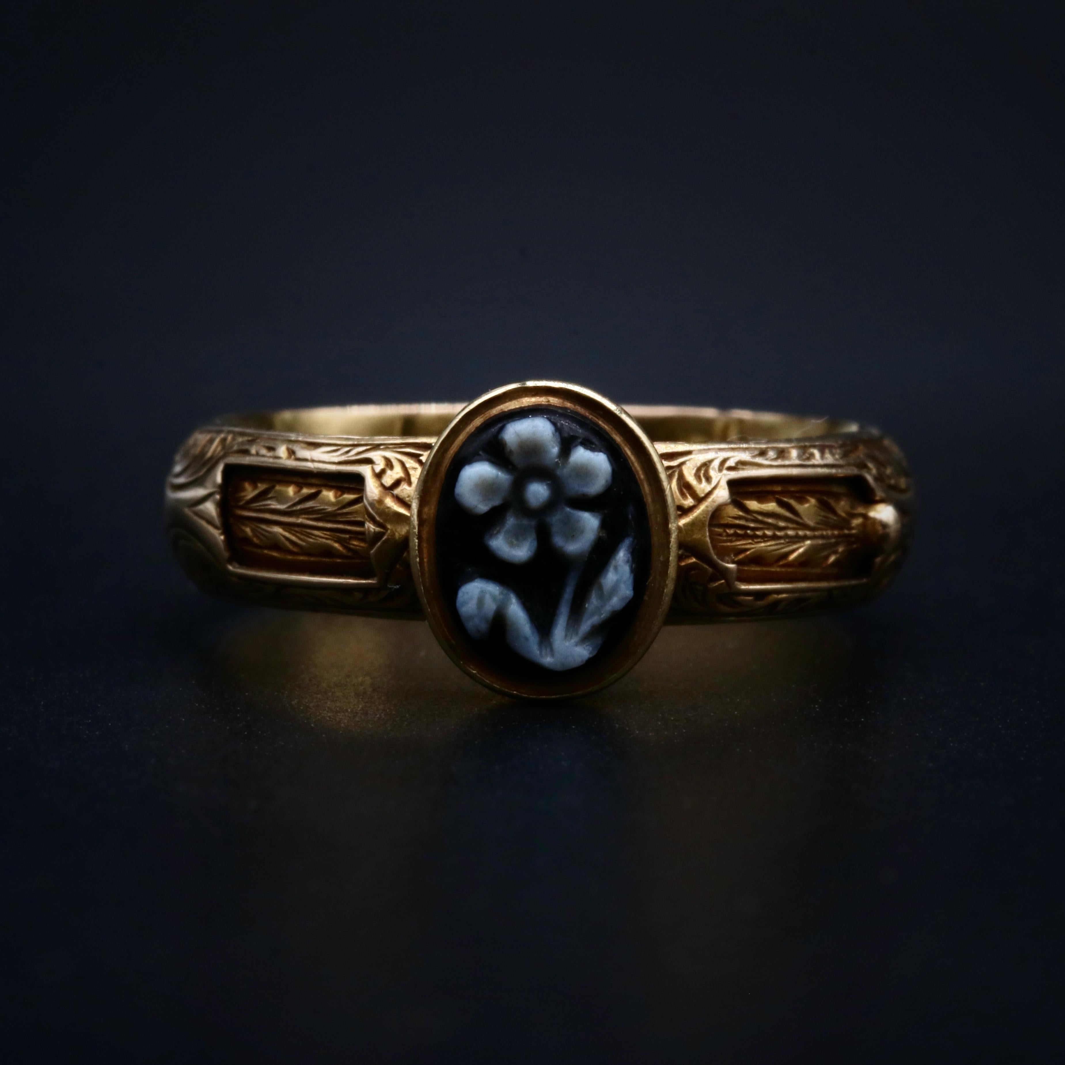 Vittoriano Antico anello vittoriano in oro 15 carati Forget Me Not con cammeo sardonico scorrevole in vendita
