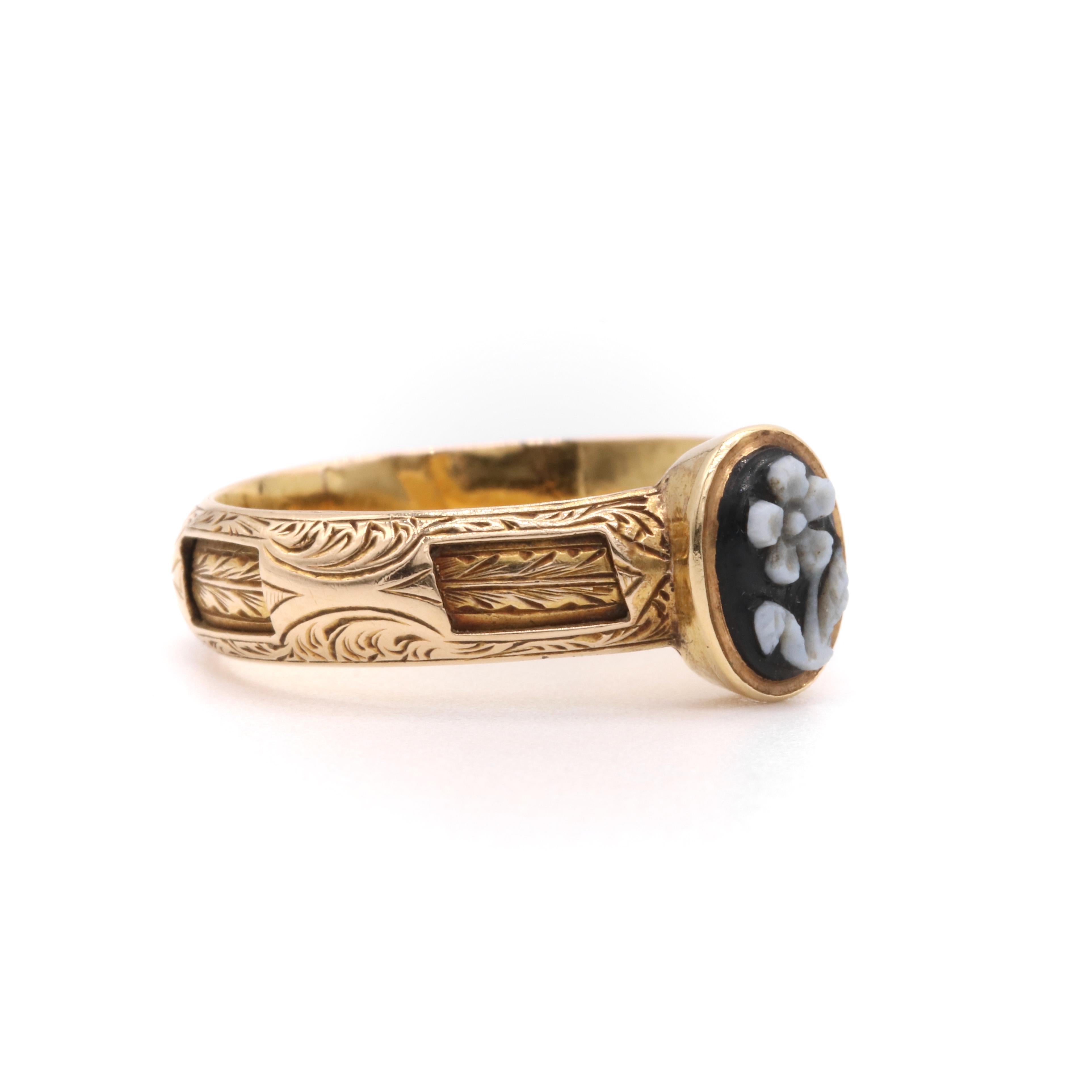 Taglio ovale Antico anello vittoriano in oro 15 carati Forget Me Not con cammeo sardonico scorrevole in vendita