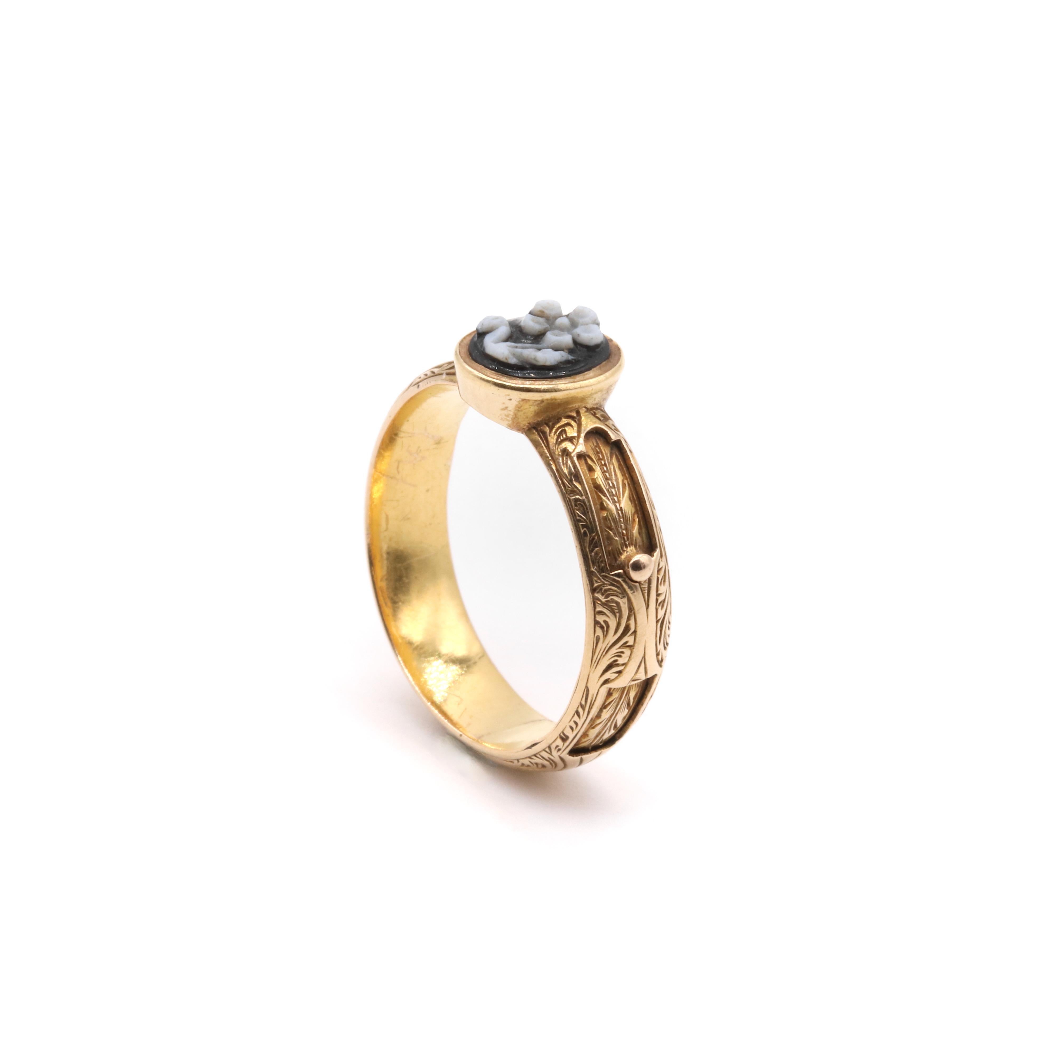 Antico anello vittoriano in oro 15 carati Forget Me Not con cammeo sardonico scorrevole in vendita 2