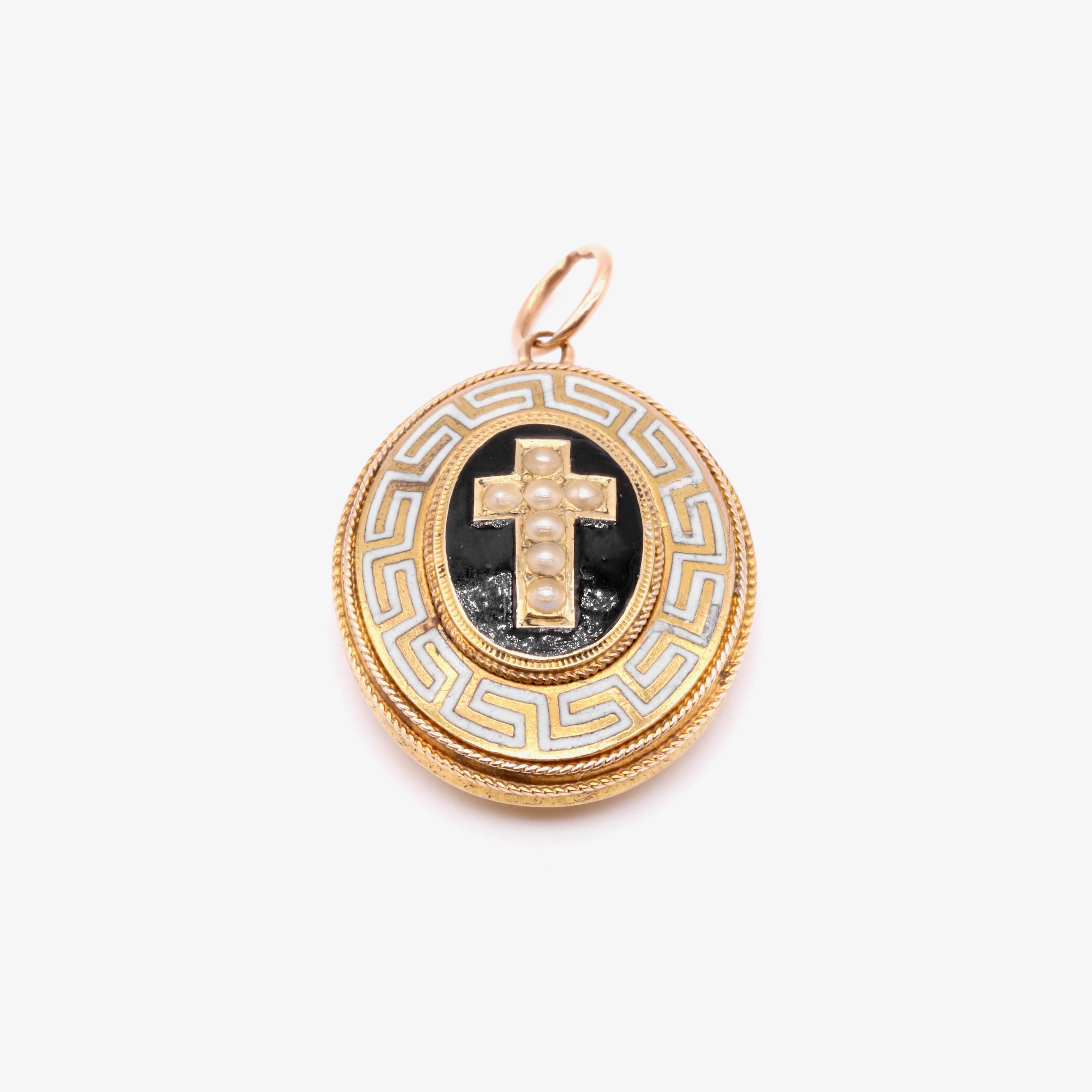 Taille ronde Antique médaillon de deuil victorien ovale en or 15K, émail noir et blanc et perles en vente