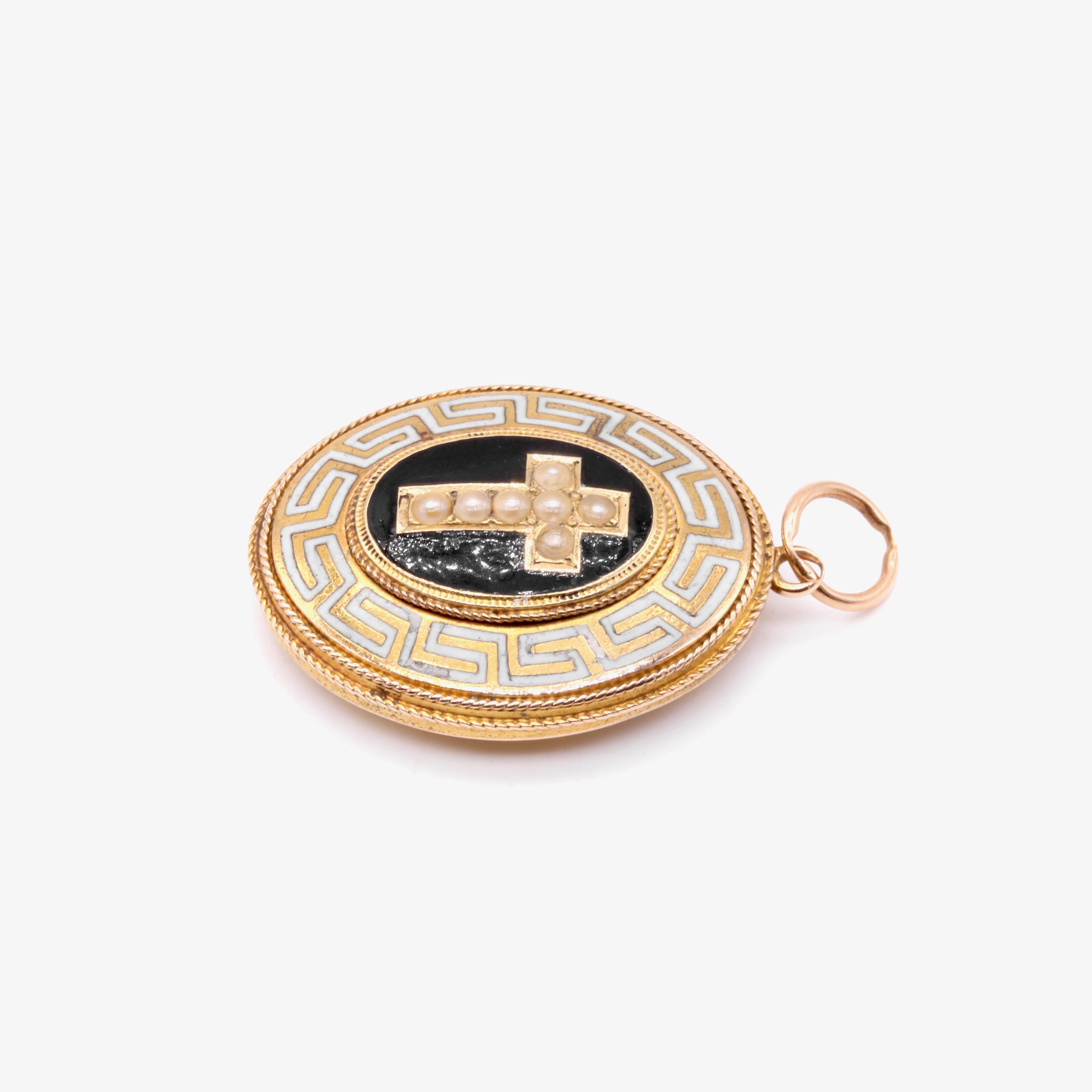 Antique médaillon de deuil victorien ovale en or 15K, émail noir et blanc et perles Unisexe en vente