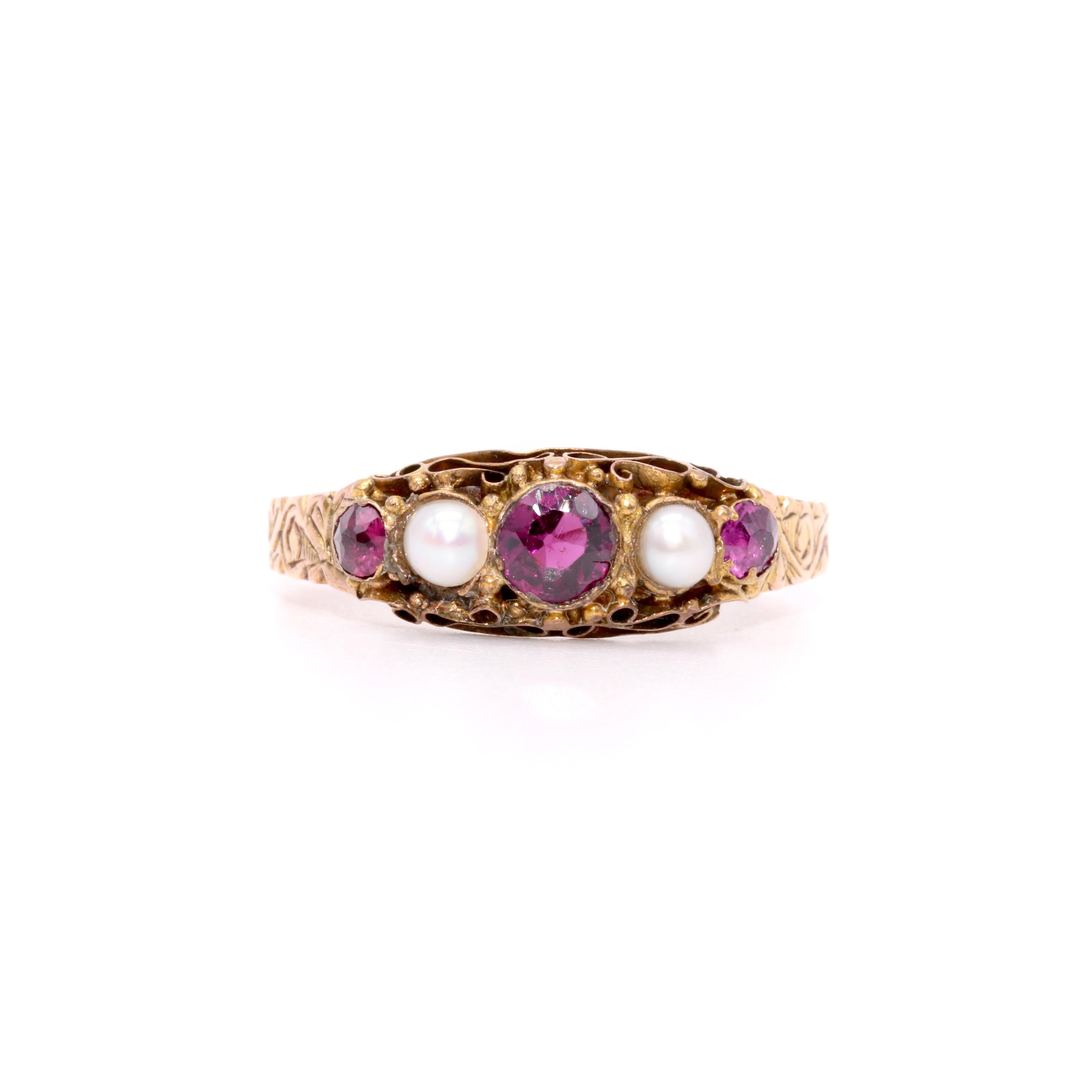 Anello vittoriano con granato, perle e oro giallo, composto da tre granati rodoliti taglio rotondo e due mezze perle, incastonate in oro giallo 15 carati, su una fascia in oro giallo 15 carati.

La cosa che preferisco di questo anello vittoriano in
