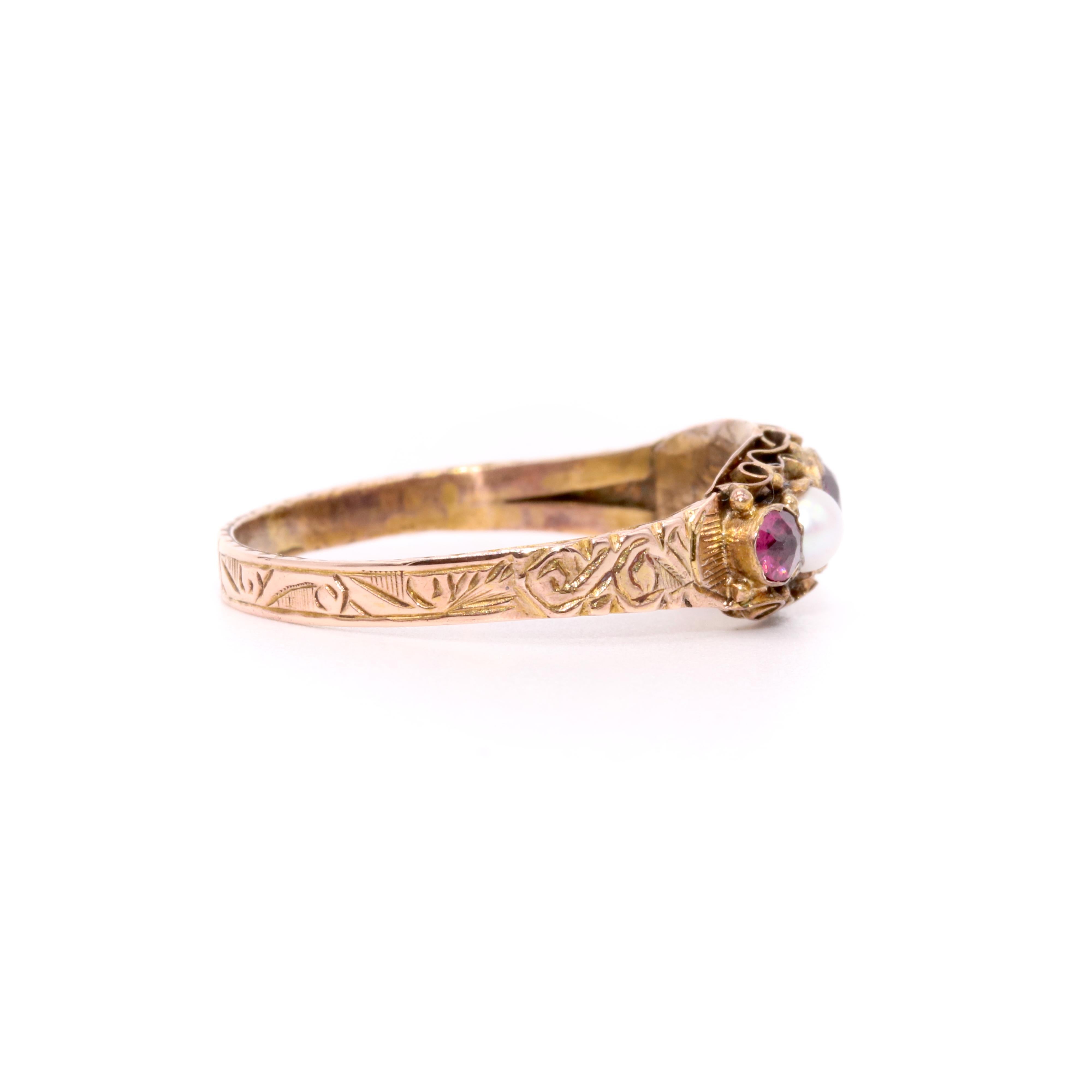 Antico anello vittoriano in oro 15 carati con granato rodolite e perle con fascia incisa In condizioni buone in vendita a Staines-Upon-Thames, GB