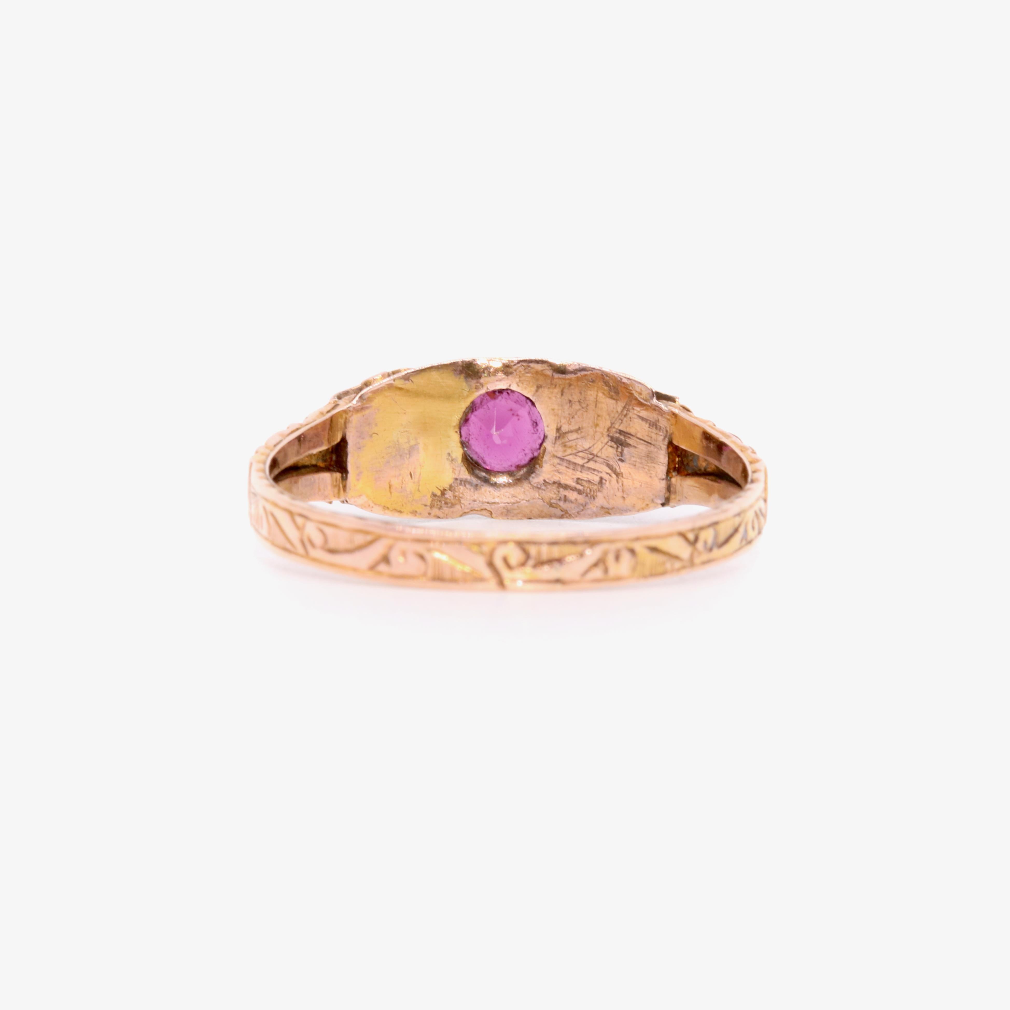 Antico anello vittoriano in oro 15 carati con granato rodolite e perle con fascia incisa in vendita 1