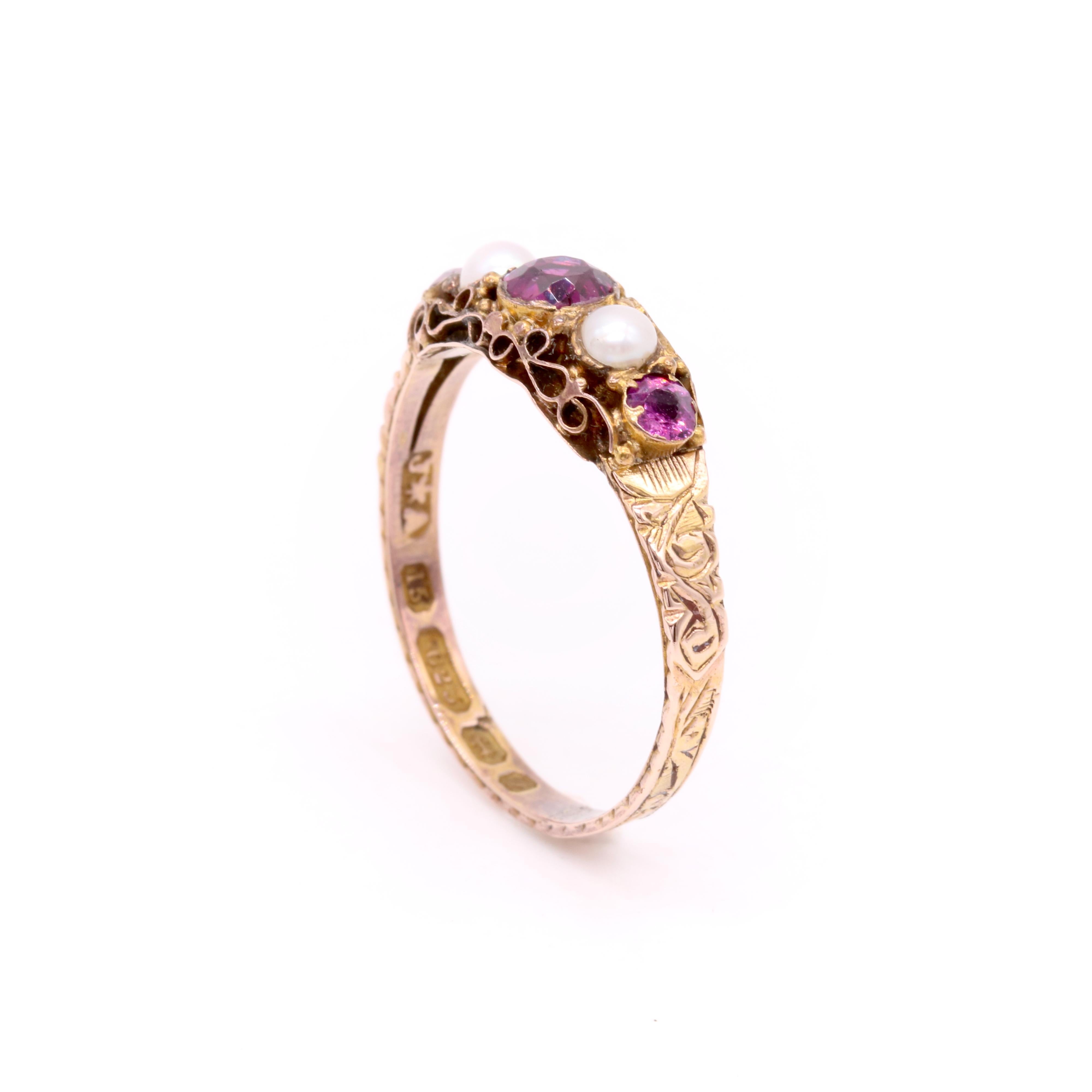 Antico anello vittoriano in oro 15 carati con granato rodolite e perle con fascia incisa in vendita 2