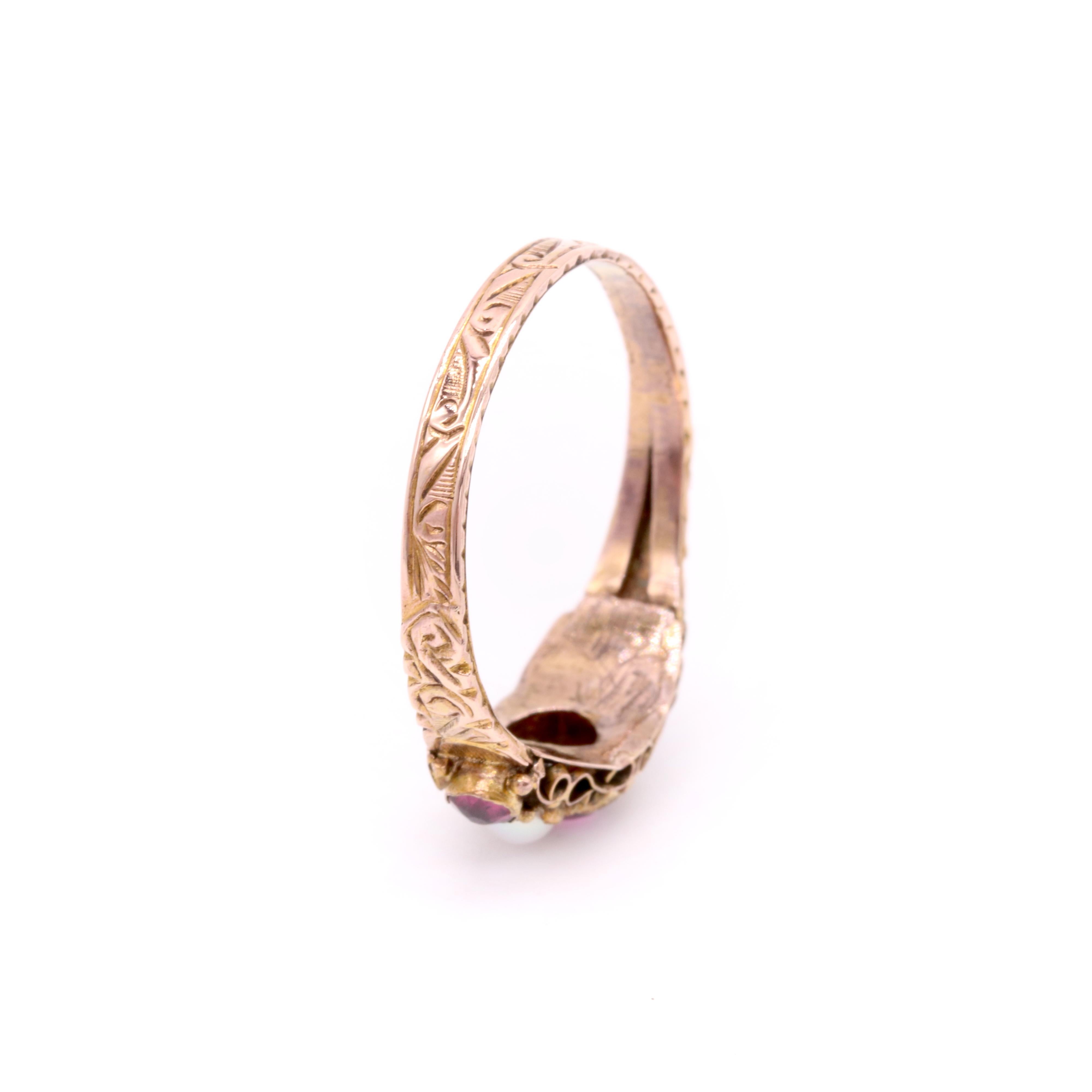 Antico anello vittoriano in oro 15 carati con granato rodolite e perle con fascia incisa in vendita 3