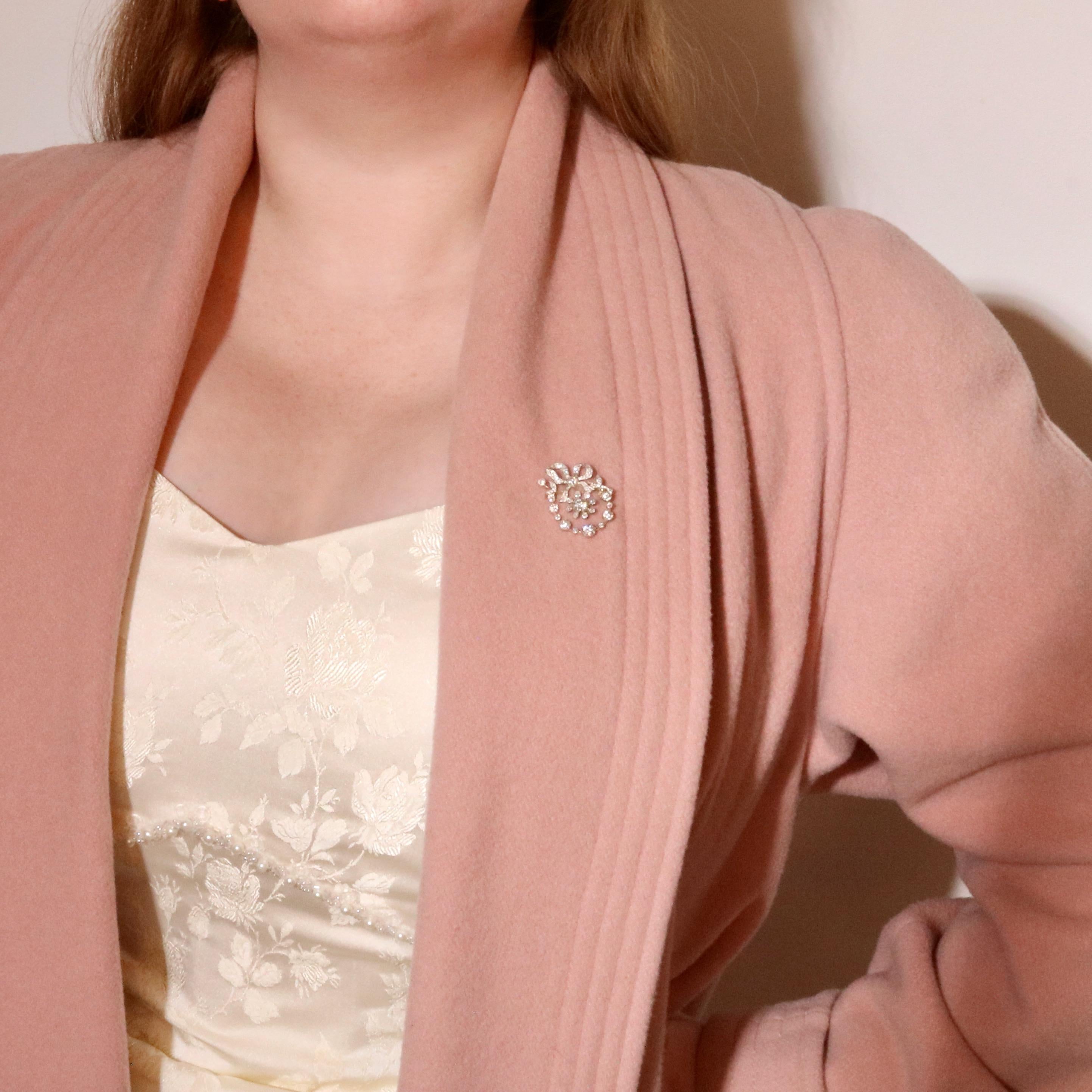 Broche y colgante victoriano tardío de diamantes, plata y oro amarillo, compuesto por cuarenta y cuatro diamantes talla europea antigua y siete diamantes talla rosa, engastados en plata, con pasador y accesorios de oro amarillo. 

Este encantador