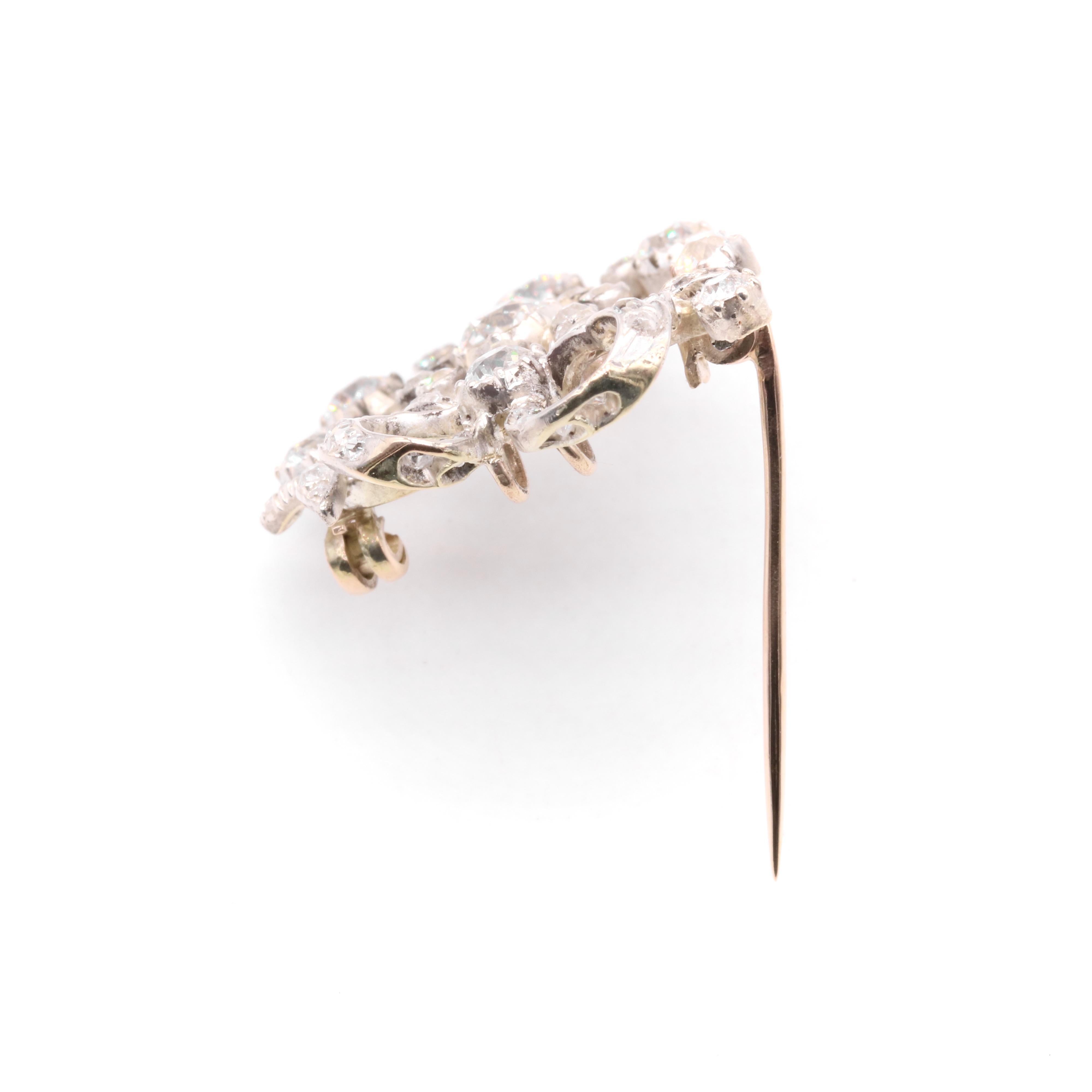 Antiguo broche y colgante victoriano de oro de 15 quilates y plata con diamantes talla antigua de 2,82 quilates en venta 1