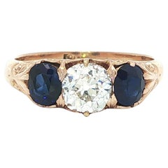 Antike viktorianische 15k Rosy Gold Old Mine Cut Diamond Sapphire 3 Stone Band Ring
