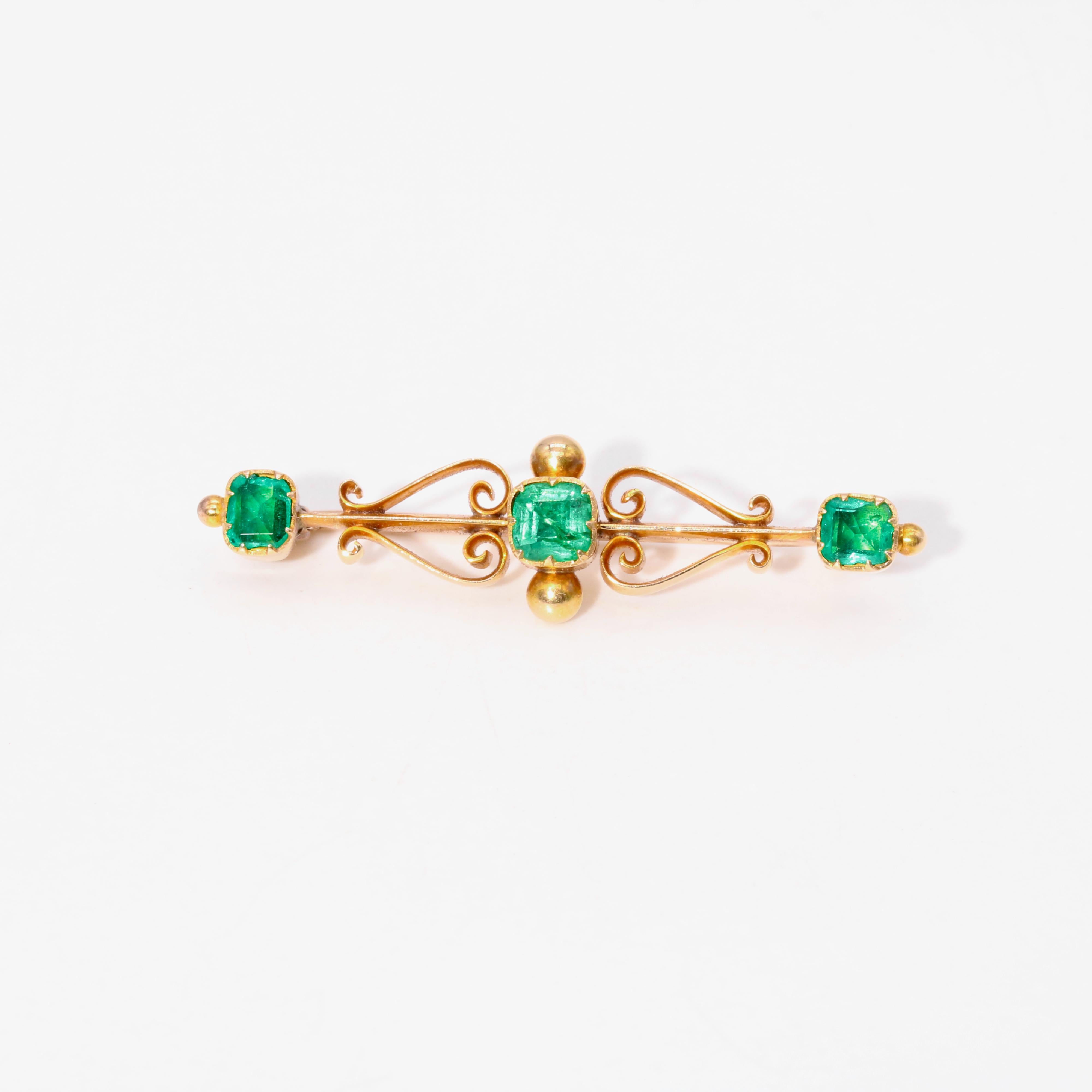 Antique Victorian 15K Yellow Gold 0.71ctw Square Cut Emerald Brooch In Good Condition In Staines-Upon-Thames, GB