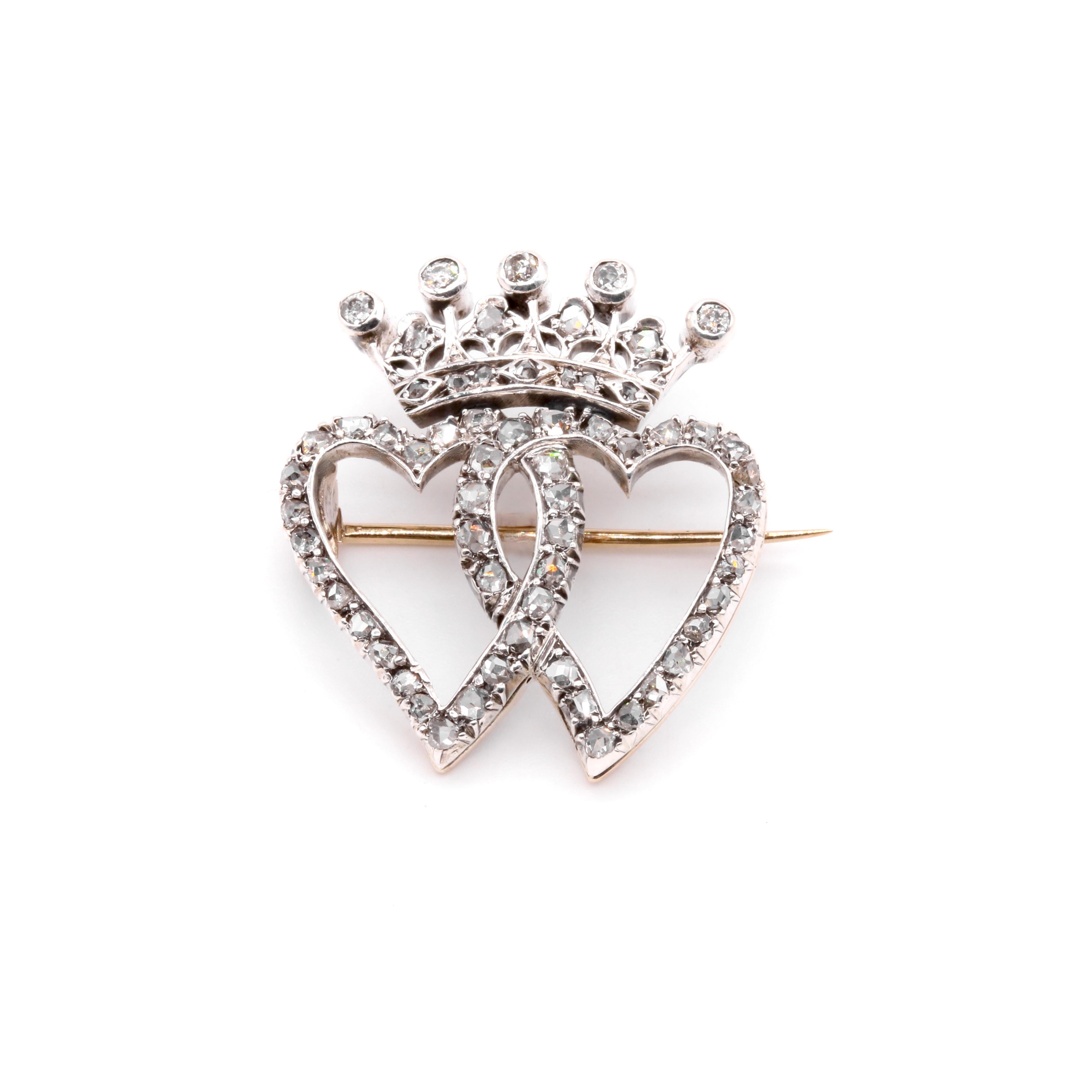 Antique Victorian 15K Yellow Gold and Silver Diamond Crowned Hearts Brooch In Good Condition For Sale In Staines-Upon-Thames, GB