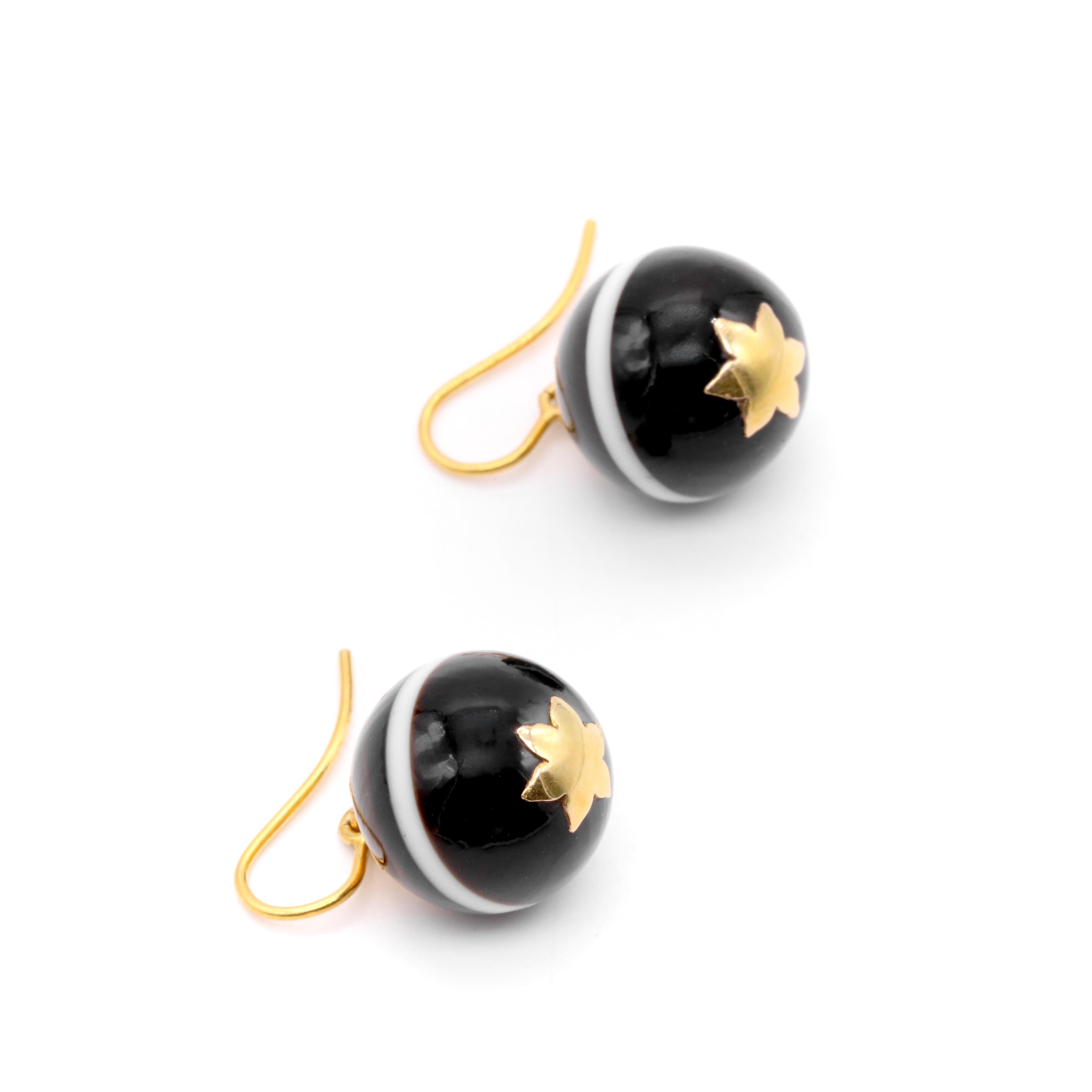Women's or Men's Antique Victorian 15K Yellow Gold Banded Agate Drop Earrings For Sale