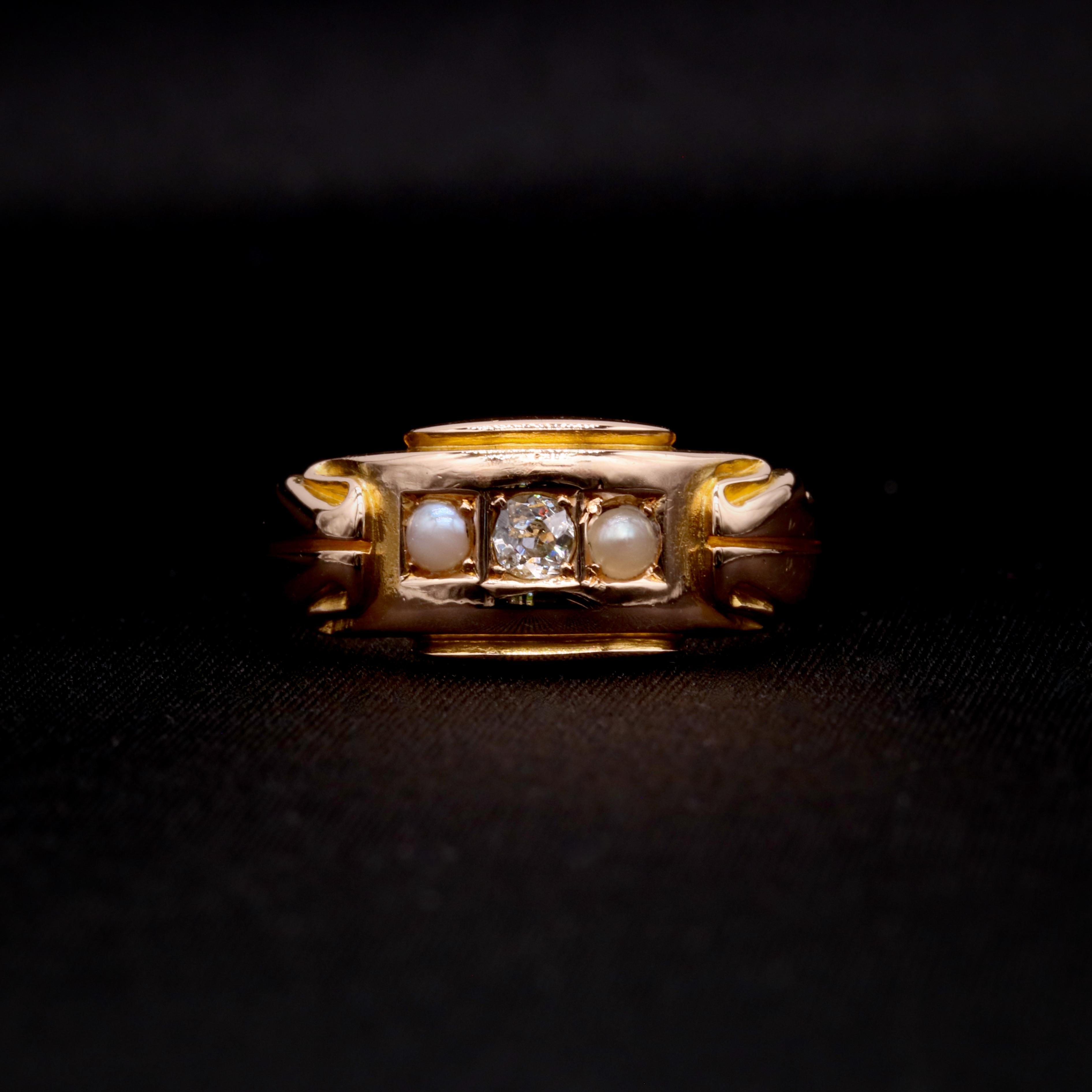 Anello vittoriano con diamanti, perle e oro giallo, comprendente un diamante vecchio taglio europeo e due mezze perle, in oro giallo 15 carati. 

La cosa che preferisco di questo anello vittoriano in oro 15K con diamanti e perle è il diamante