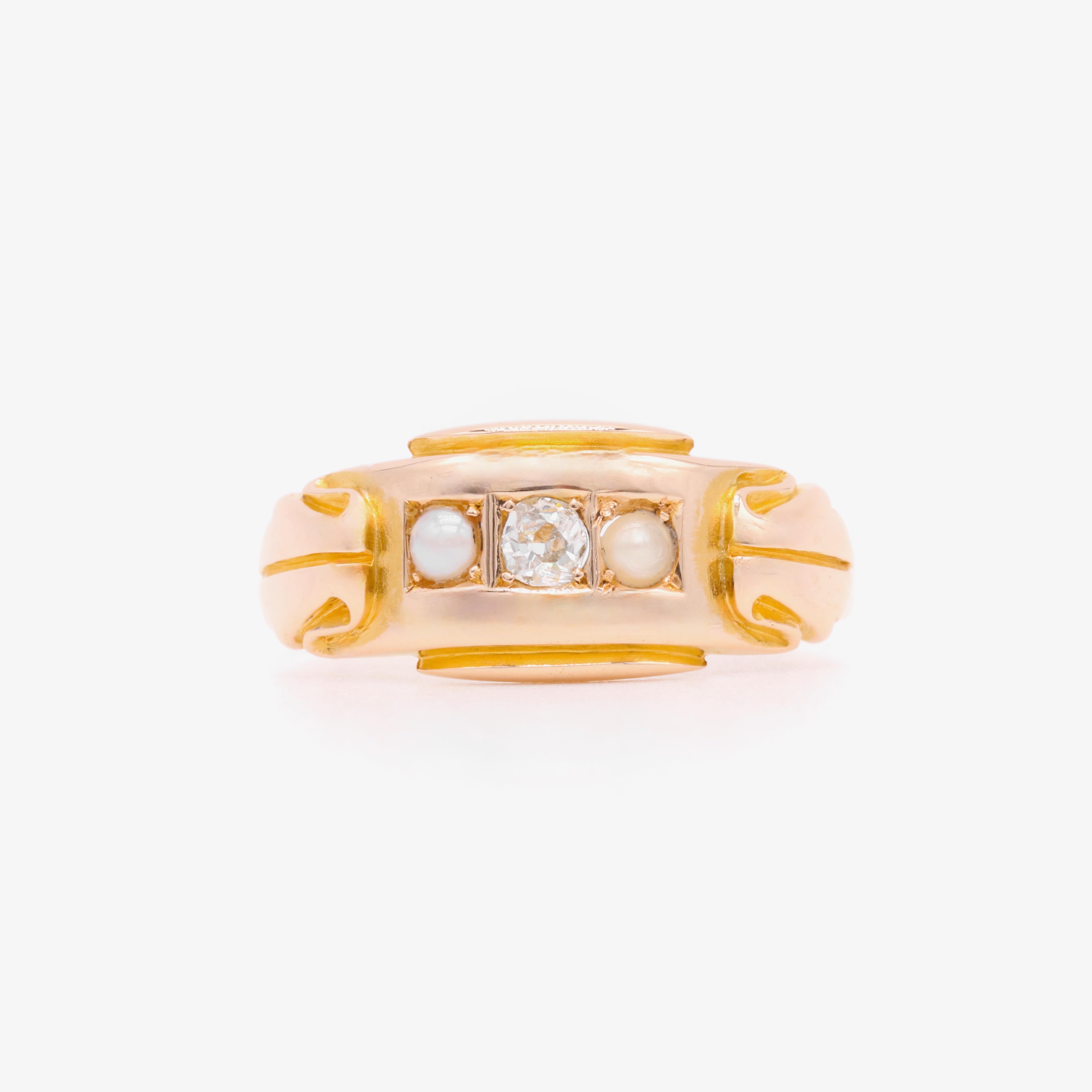 Vittoriano Antico anello vittoriano in oro giallo 15K con diamanti e perle a trilogia in vendita