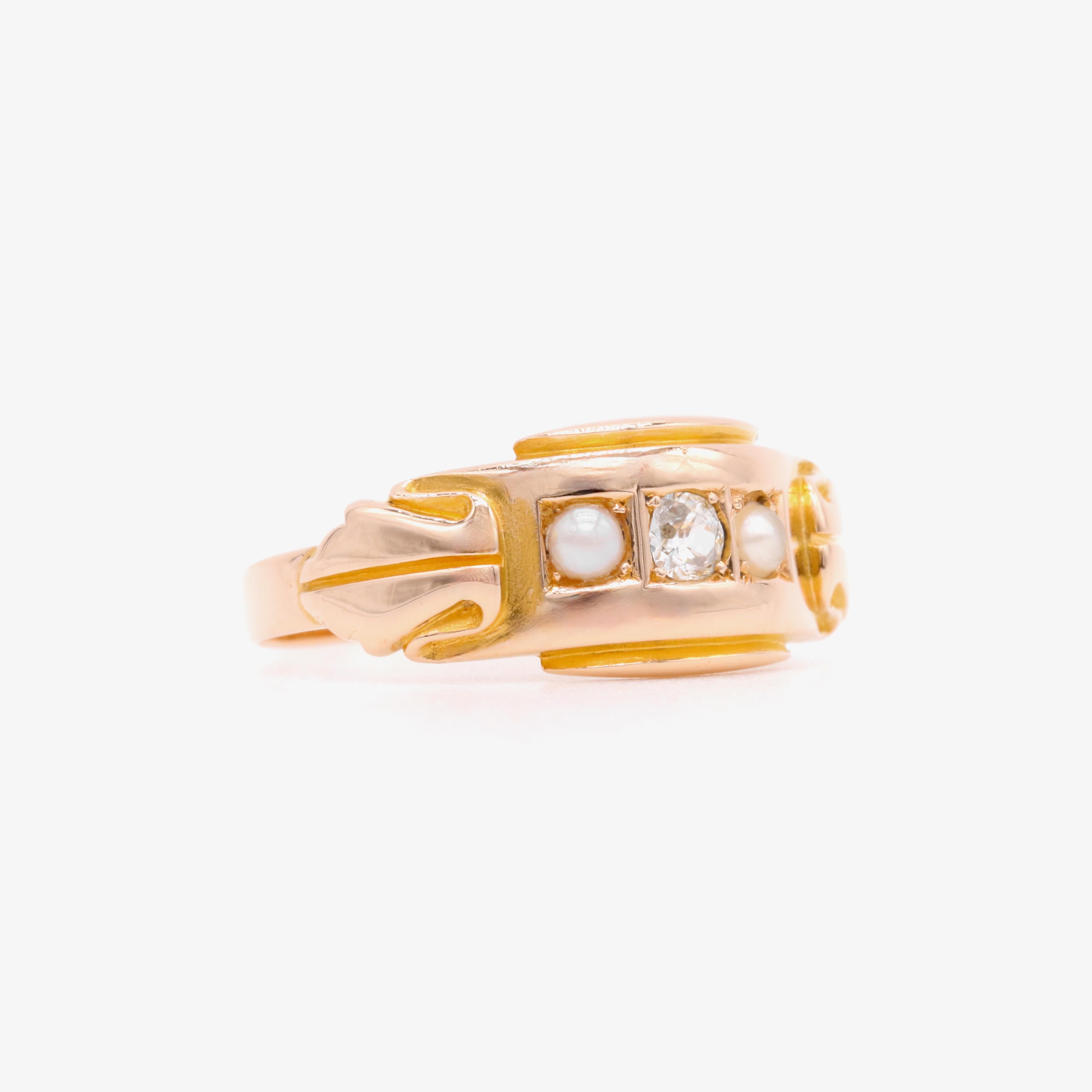 Taglio antico europeo Antico anello vittoriano in oro giallo 15K con diamanti e perle a trilogia in vendita