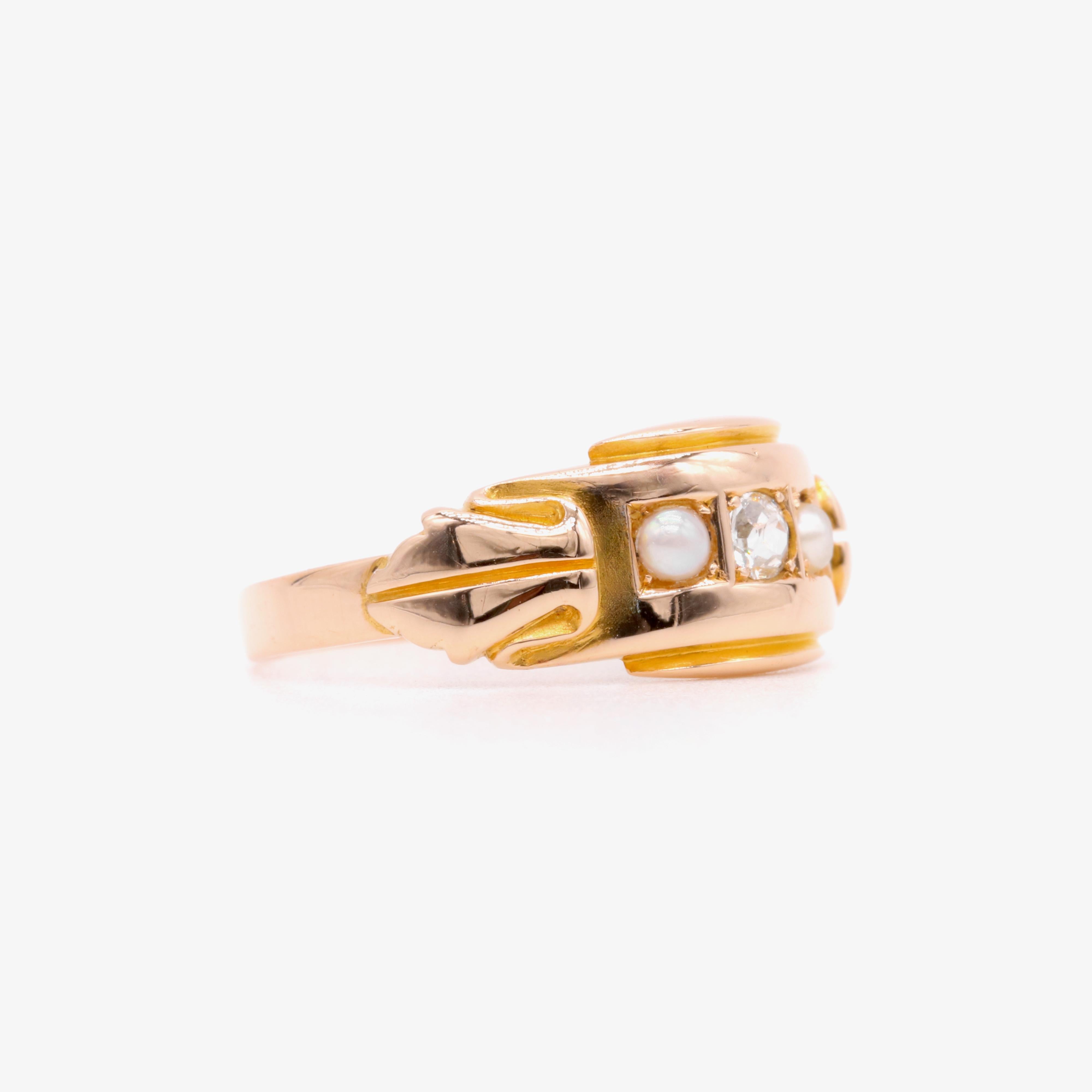 Antico anello vittoriano in oro giallo 15K con diamanti e perle a trilogia In condizioni buone in vendita a Staines-Upon-Thames, GB