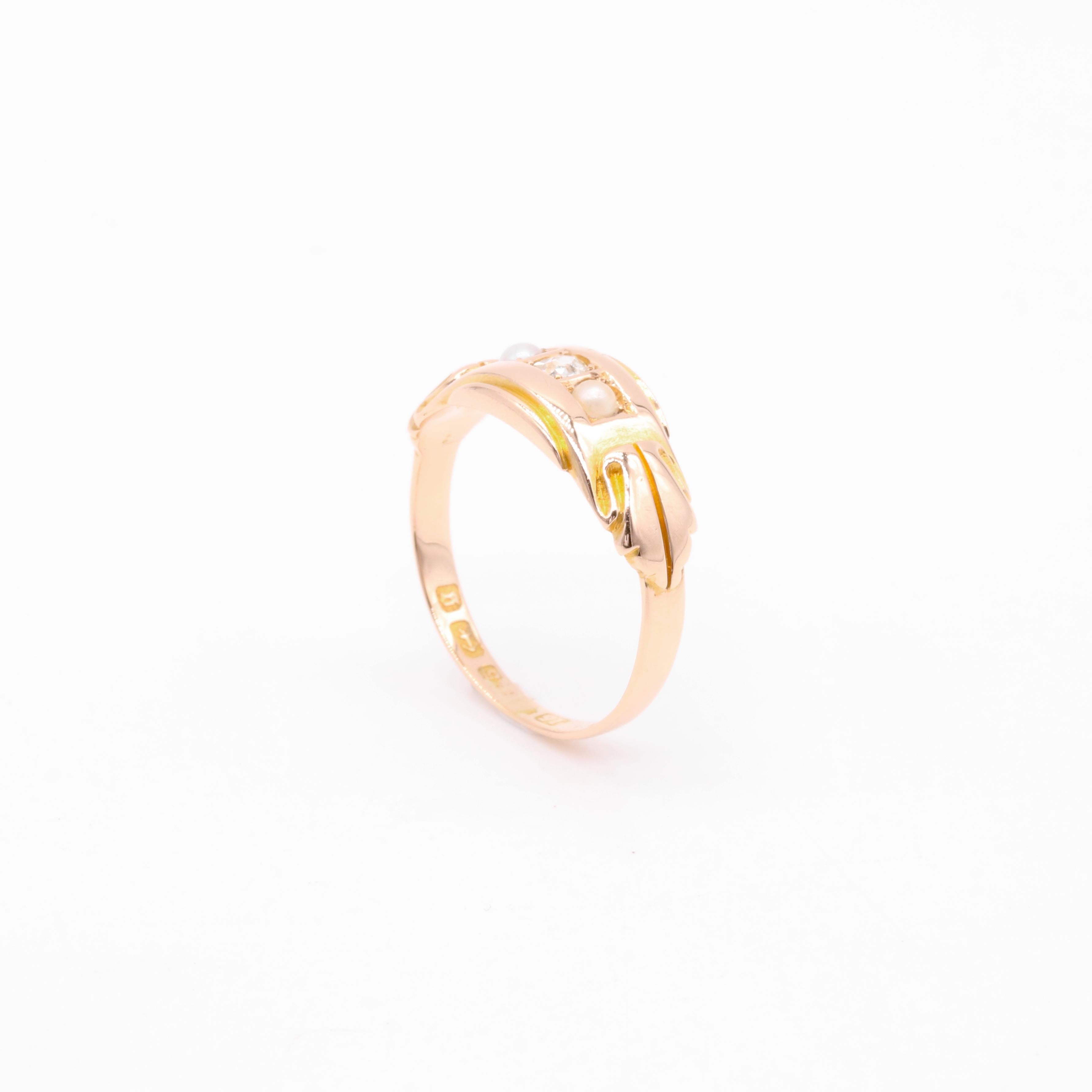 Antico anello vittoriano in oro giallo 15K con diamanti e perle a trilogia in vendita 1