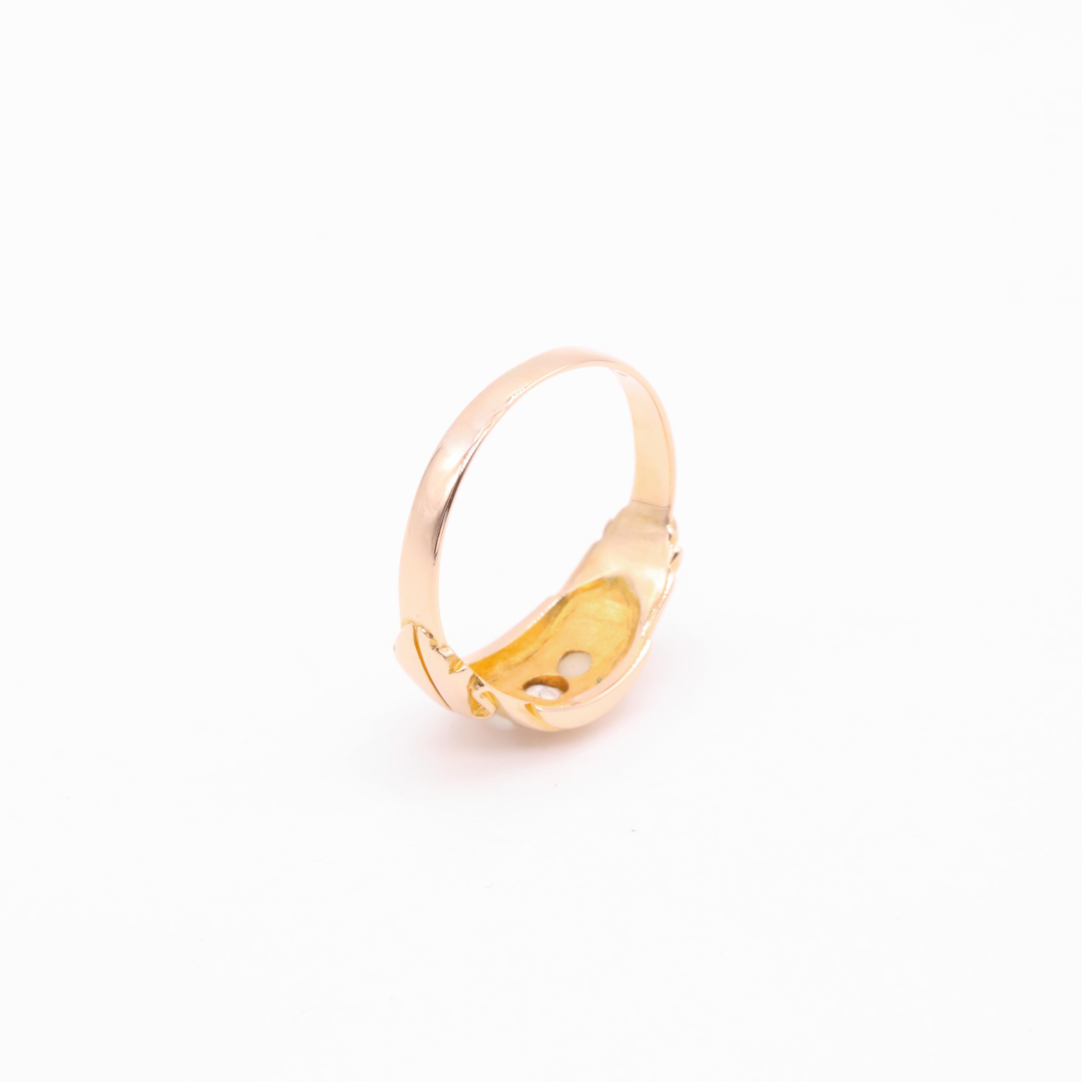 Antico anello vittoriano in oro giallo 15K con diamanti e perle a trilogia in vendita 2