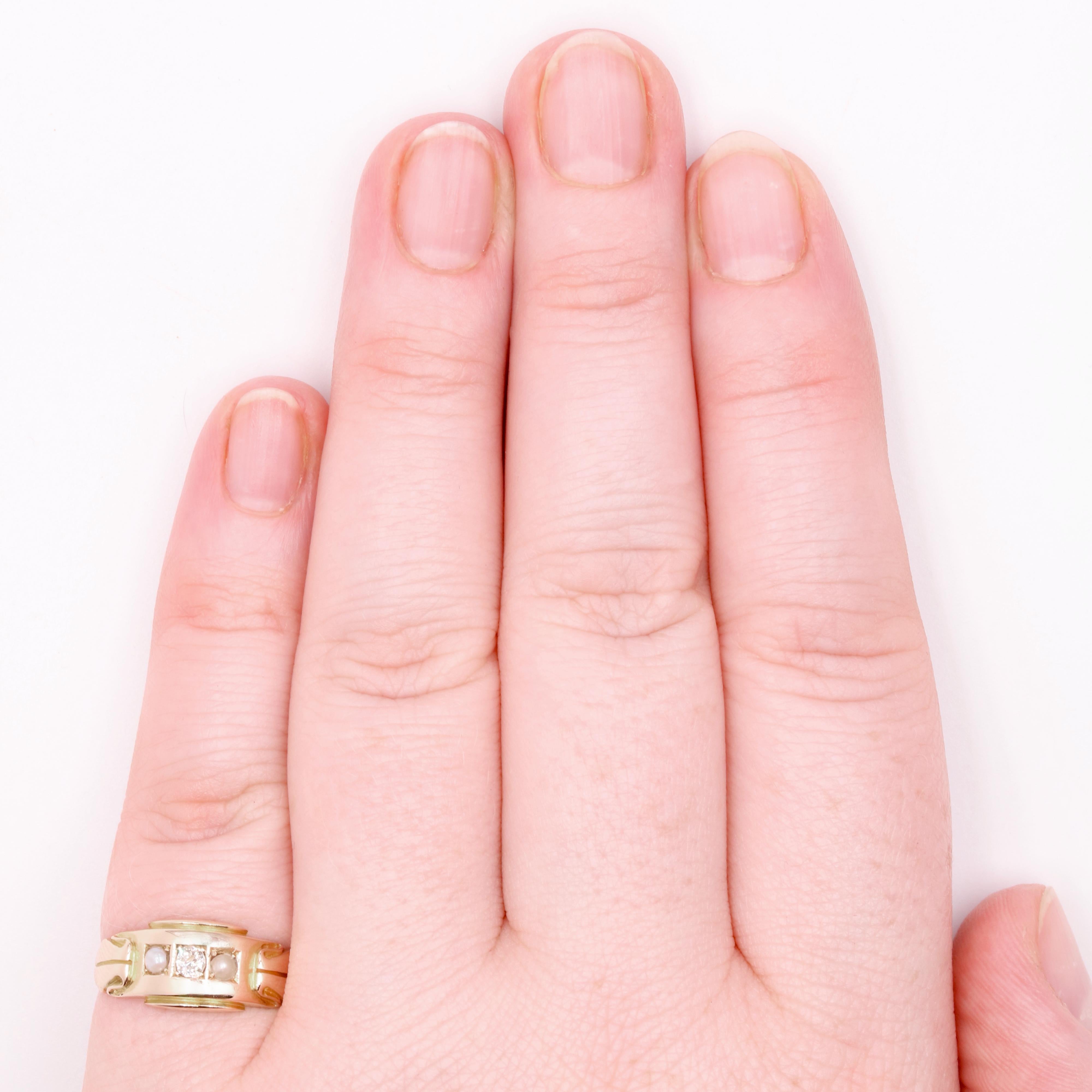 Antico anello vittoriano in oro giallo 15K con diamanti e perle a trilogia in vendita 3