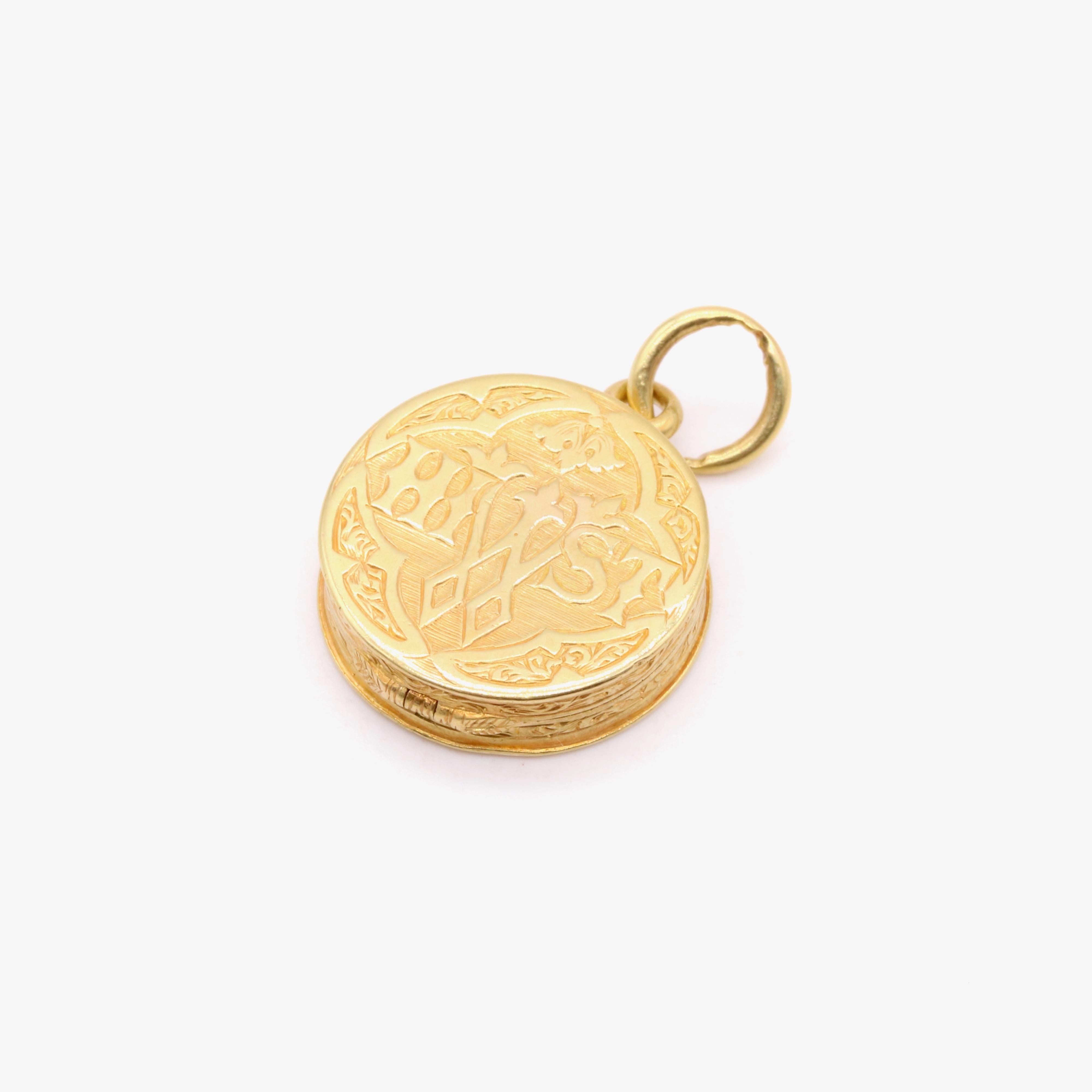 Antique Victorian 15K Yellow Gold Engraved Whist Locket Pendant In Good Condition In Staines-Upon-Thames, GB