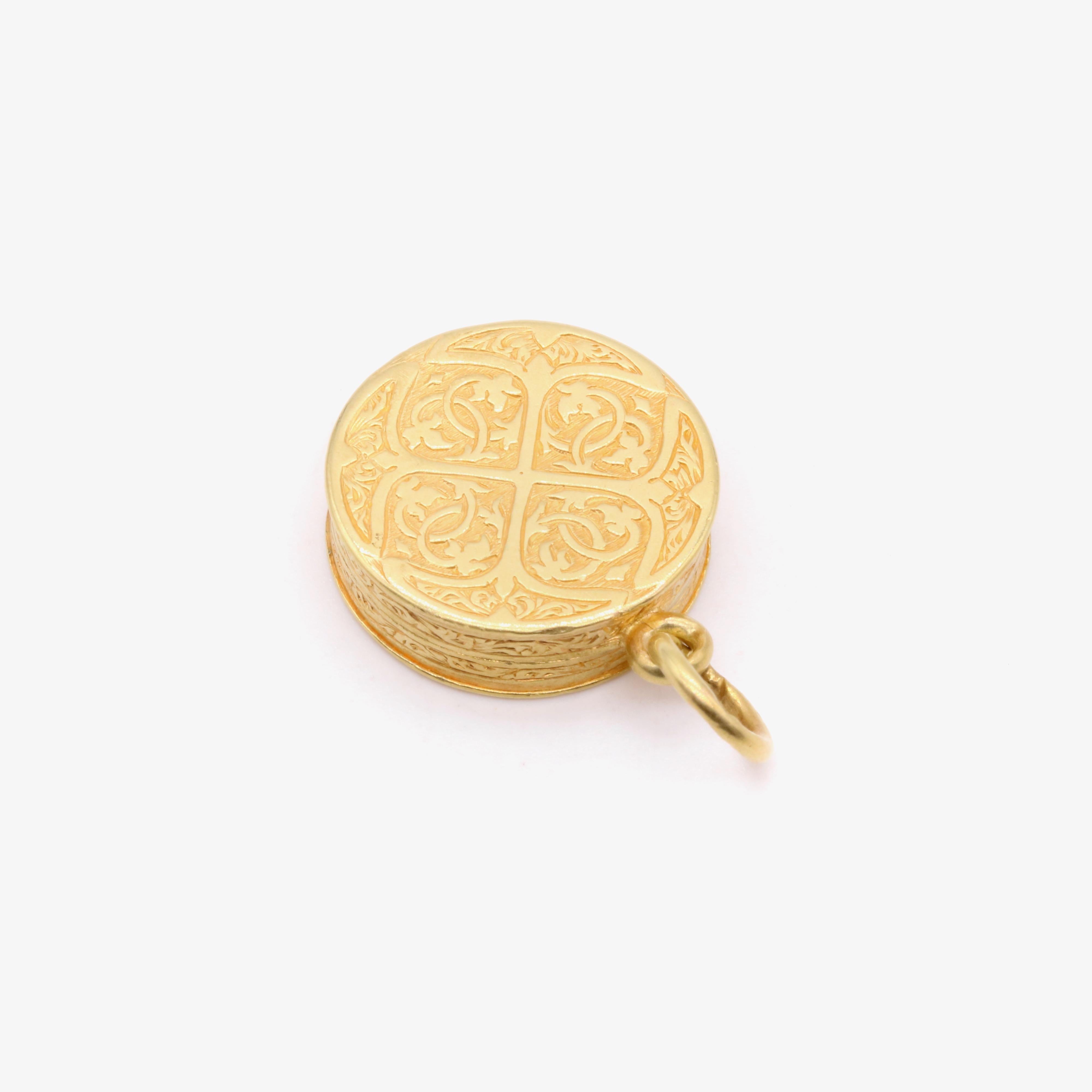 Antique Victorian 15K Yellow Gold Engraved Whist Locket Pendant 1