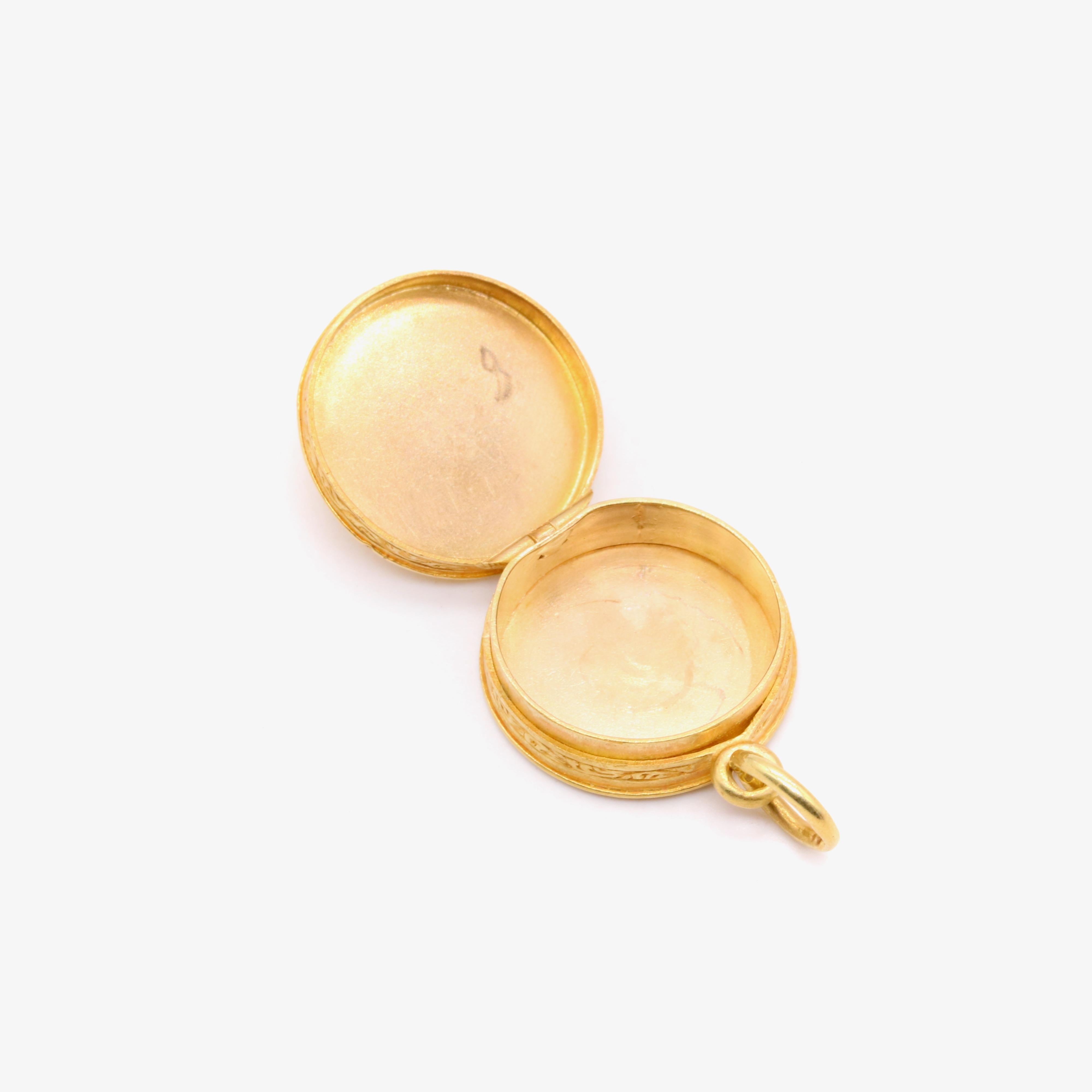 Antique Victorian 15K Yellow Gold Engraved Whist Locket Pendant 2