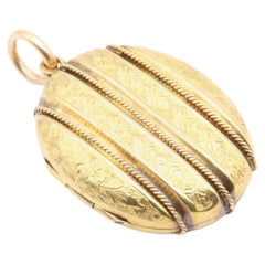 Antique médaillon ovale victorien en or jaune 15 carats gravé de fleurs de style néo-étrusque