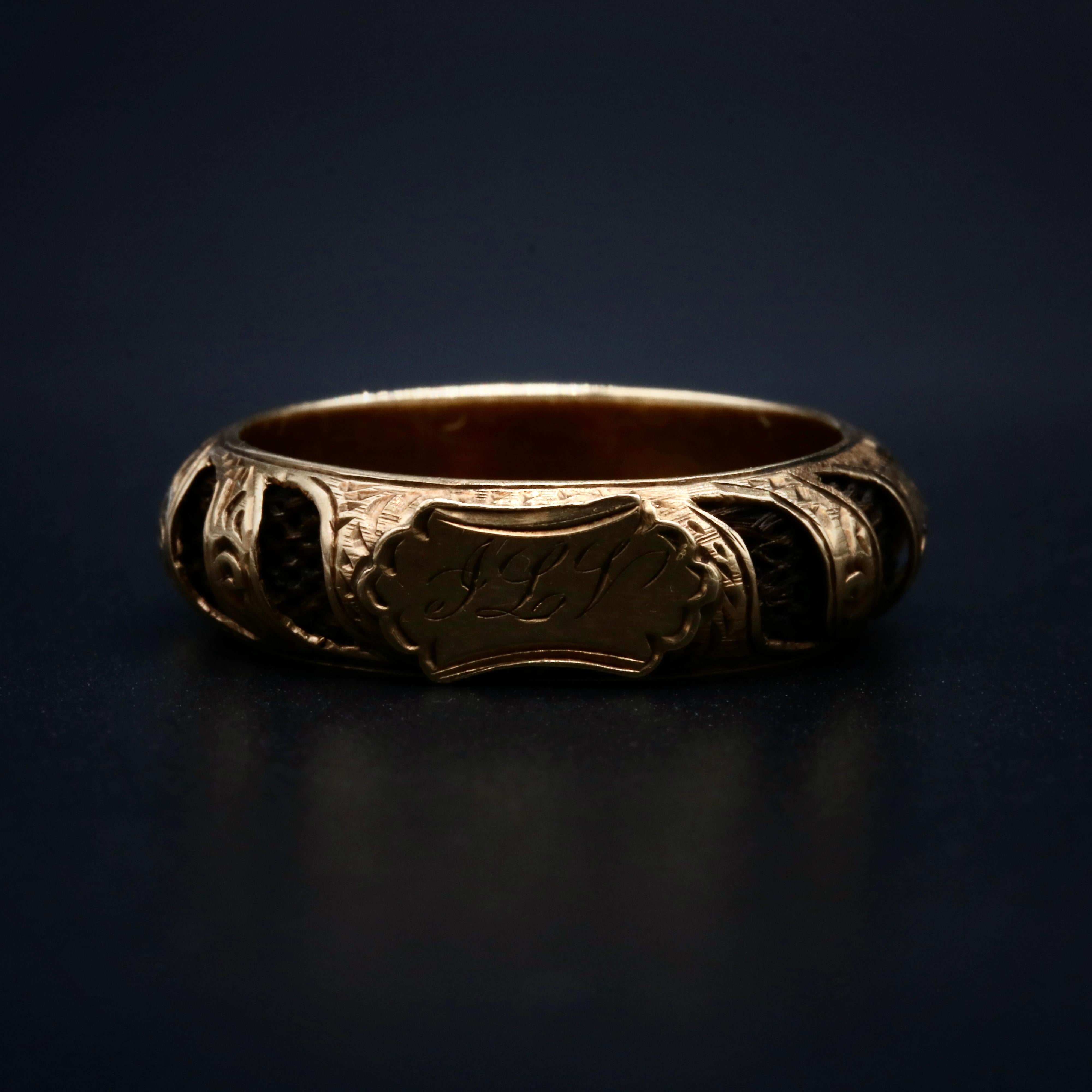 Antique Victorian 15K Yellow Gold Hairwork Floral Chased Mourning Ring In Good Condition For Sale In Staines-Upon-Thames, GB